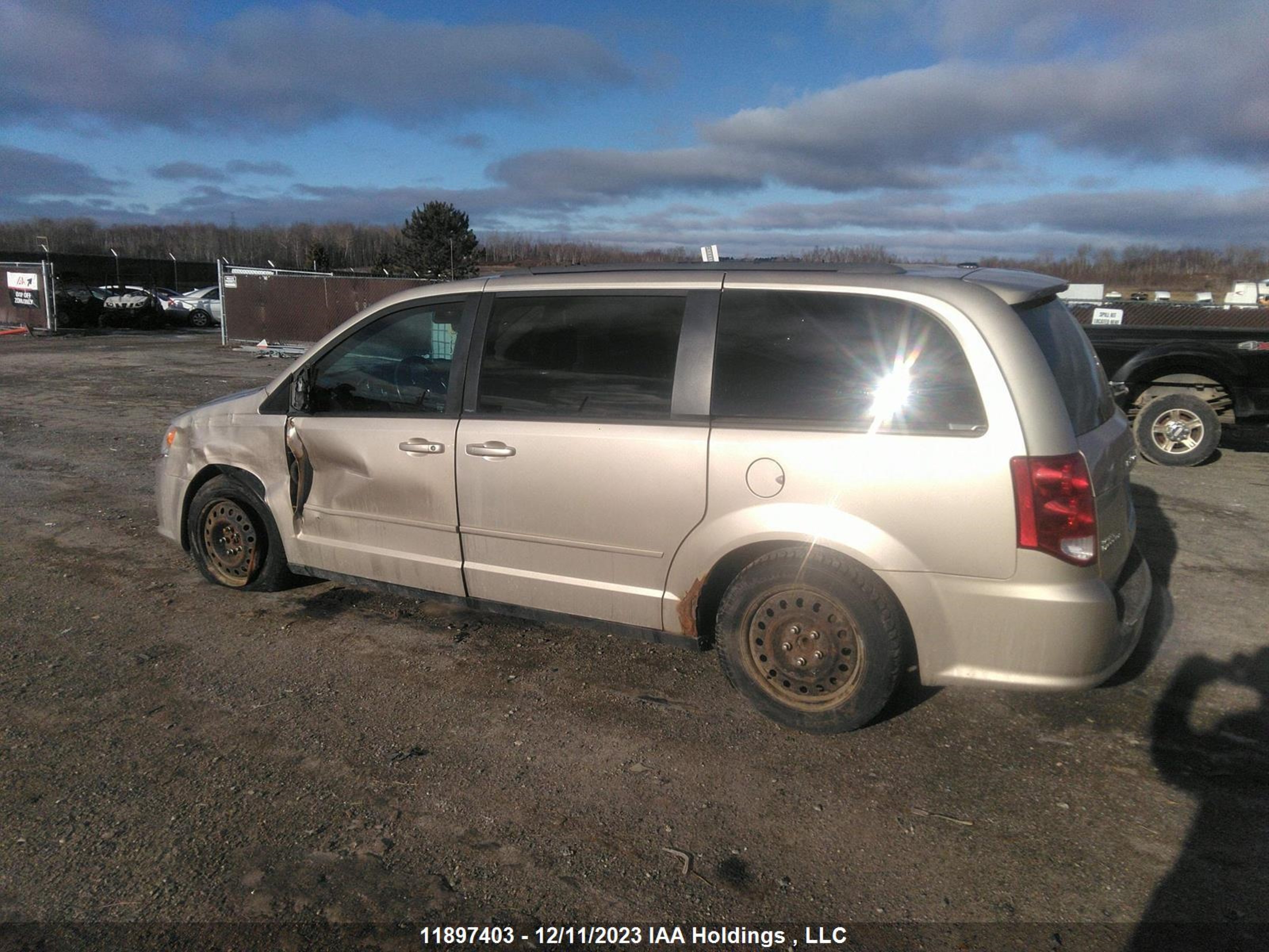 Photo 2 VIN: 2C4RDGBG1DR668898 - DODGE CARAVAN 