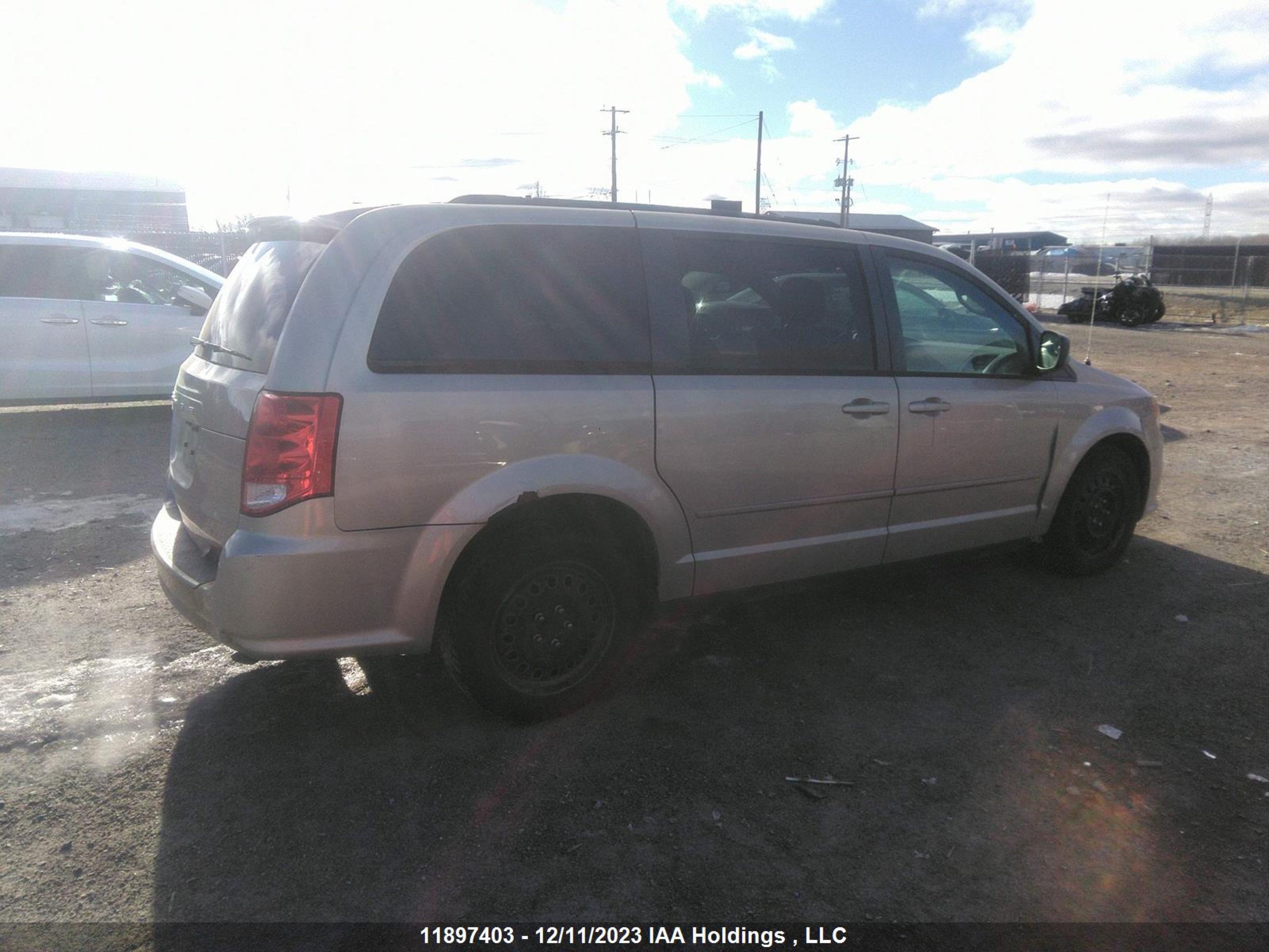 Photo 3 VIN: 2C4RDGBG1DR668898 - DODGE CARAVAN 