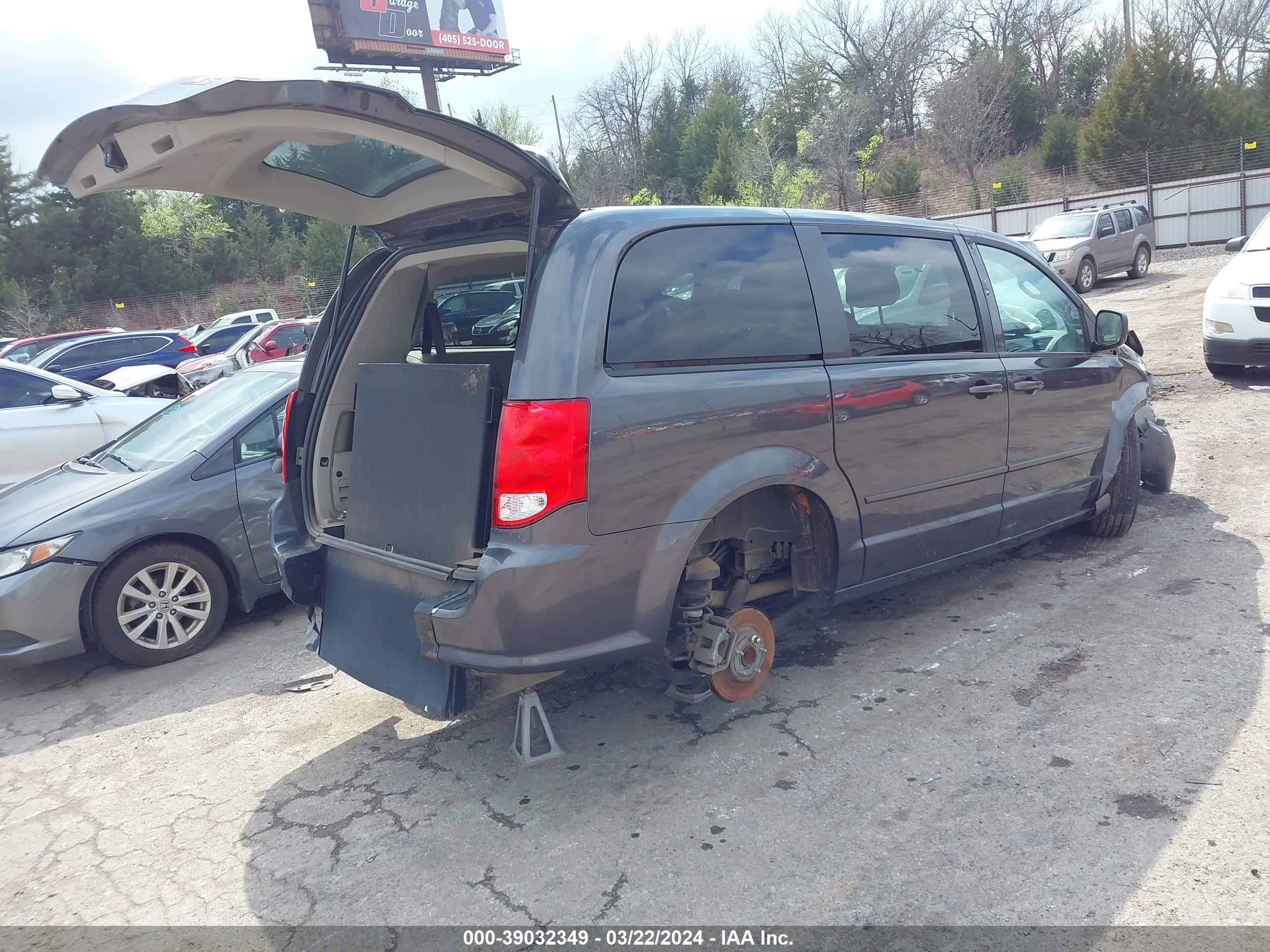 Photo 3 VIN: 2C4RDGBG1HR656997 - DODGE CARAVAN 