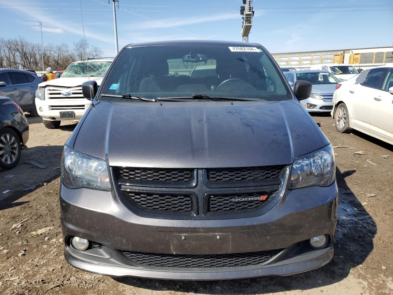 Photo 4 VIN: 2C4RDGBG1JR202240 - DODGE CARAVAN 