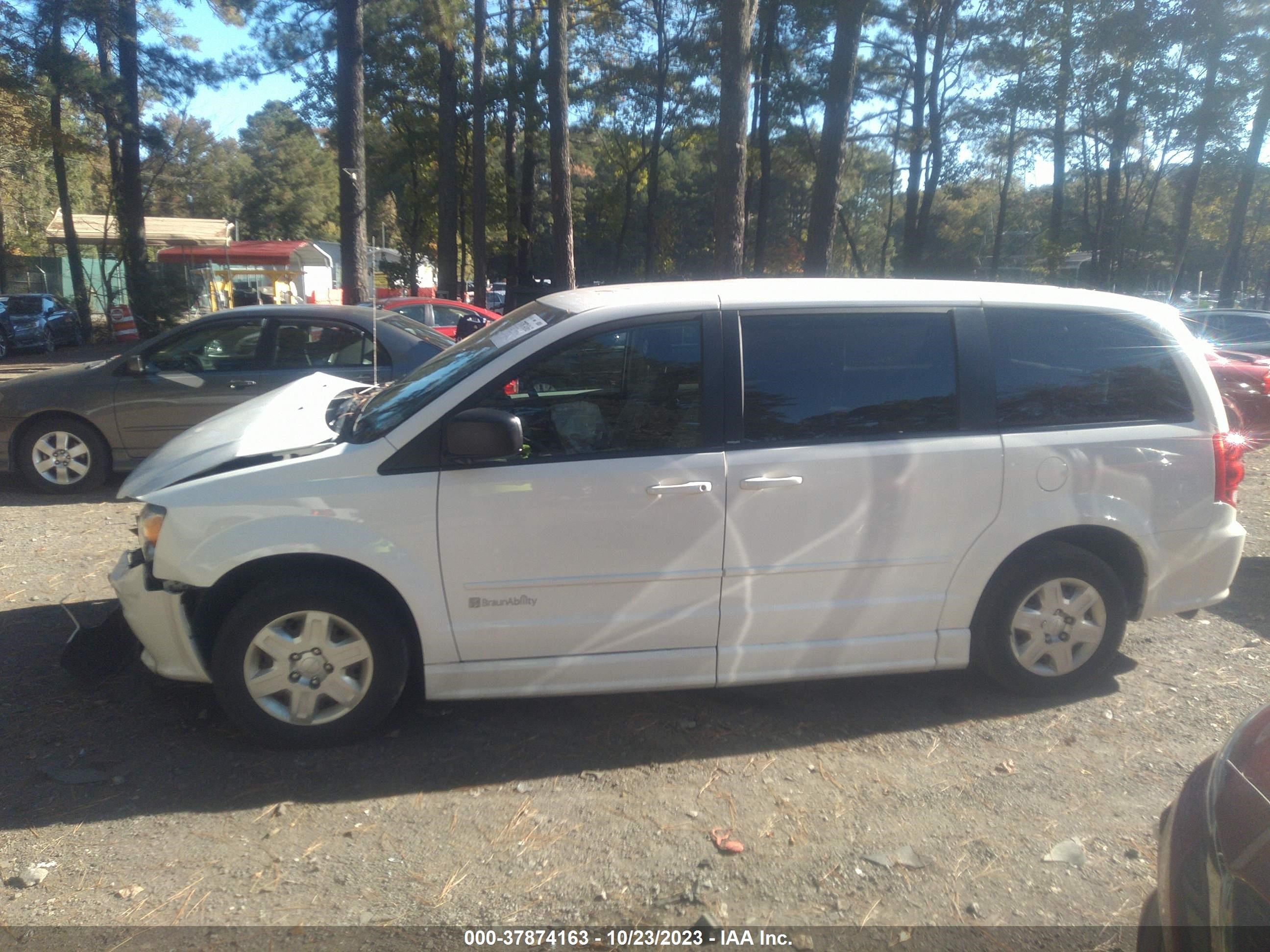 Photo 13 VIN: 2C4RDGBG2CR324950 - DODGE CARAVAN 