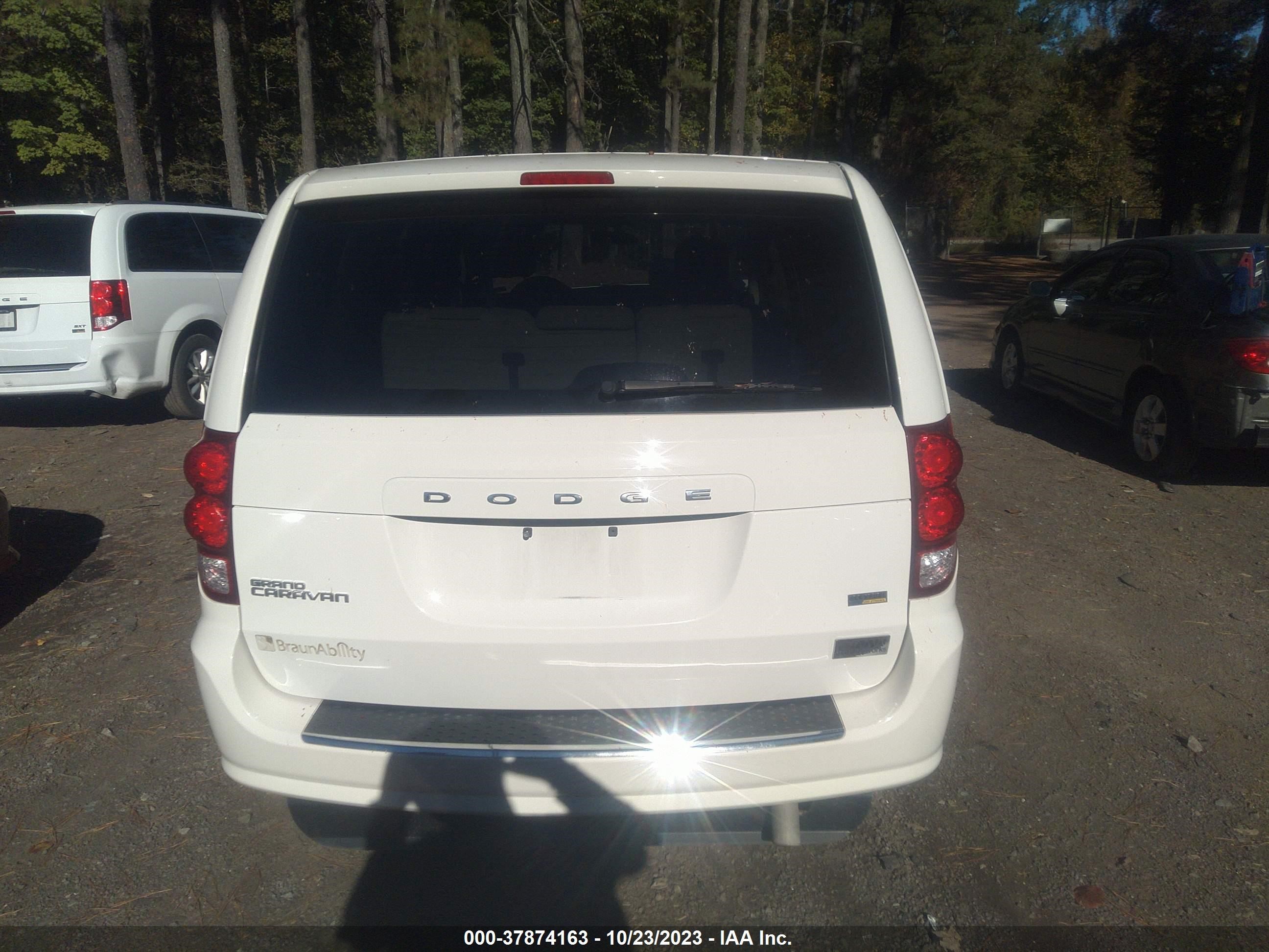 Photo 15 VIN: 2C4RDGBG2CR324950 - DODGE CARAVAN 