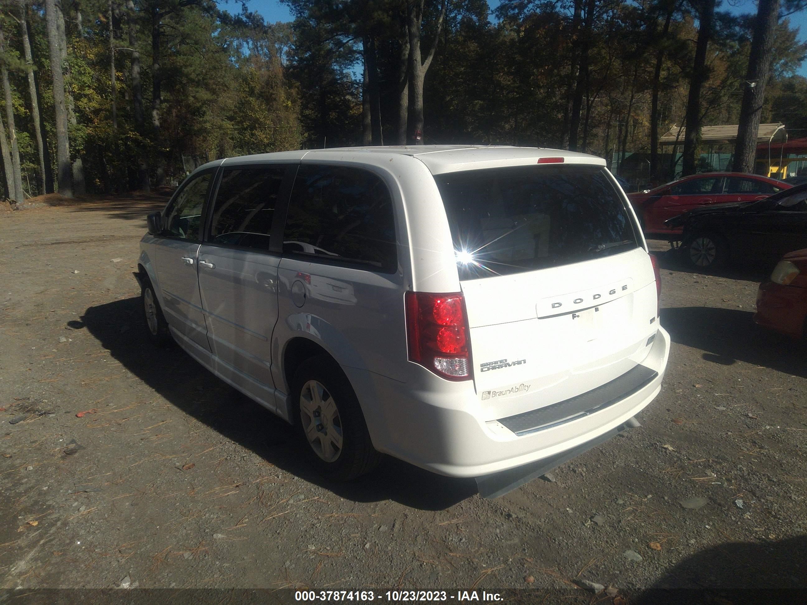 Photo 2 VIN: 2C4RDGBG2CR324950 - DODGE CARAVAN 