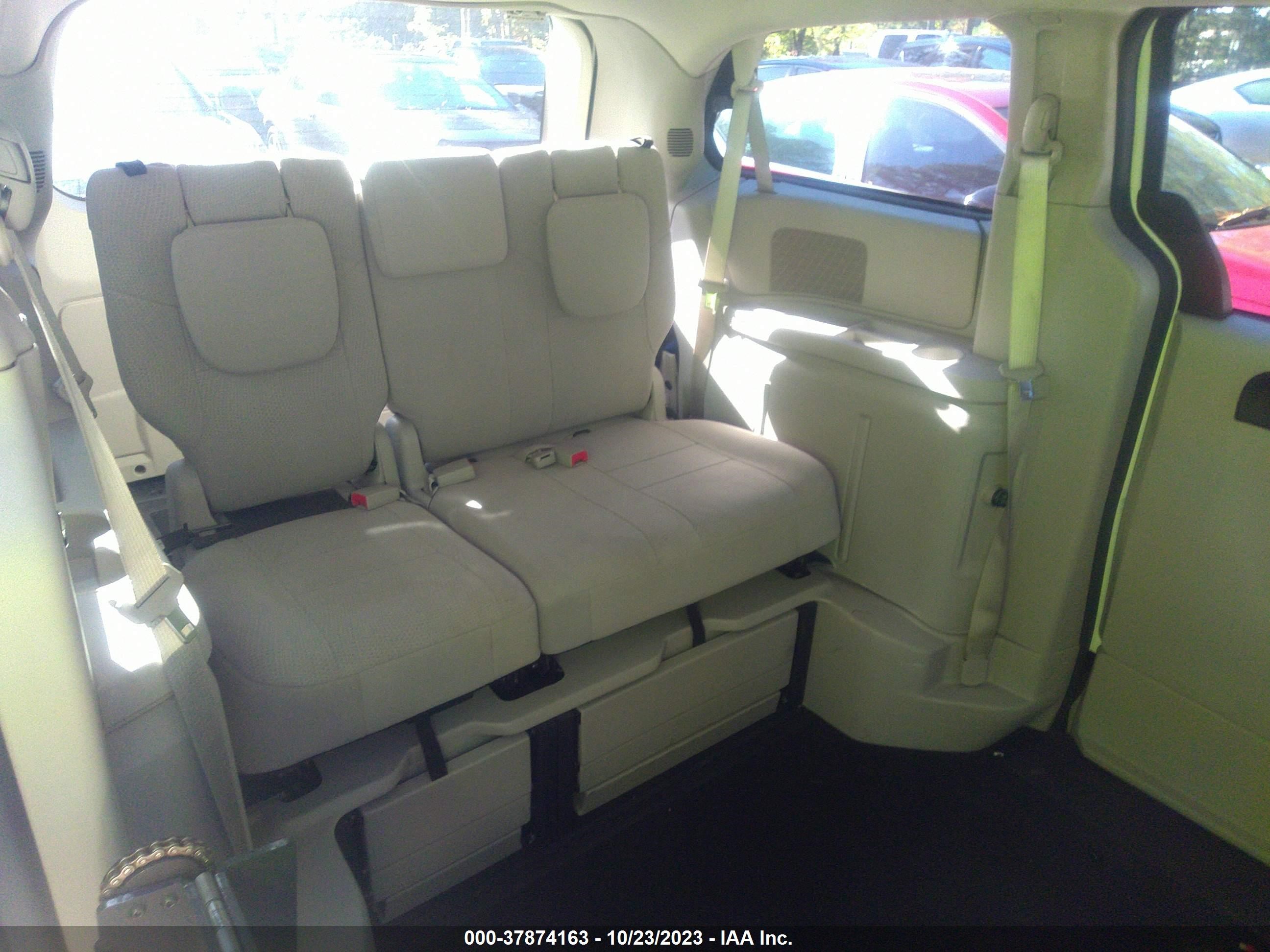 Photo 7 VIN: 2C4RDGBG2CR324950 - DODGE CARAVAN 