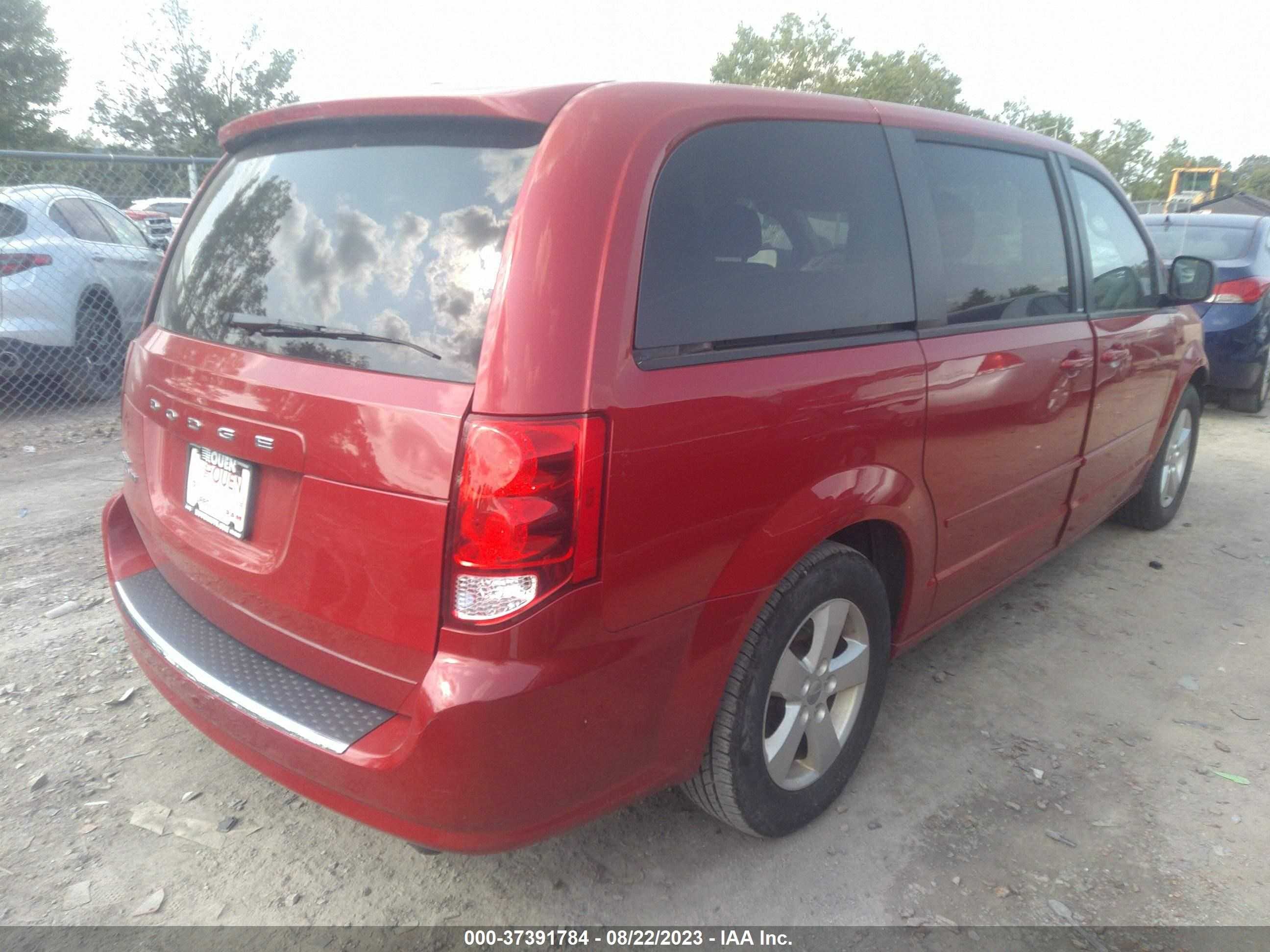 Photo 3 VIN: 2C4RDGBG2DR682342 - DODGE CARAVAN 