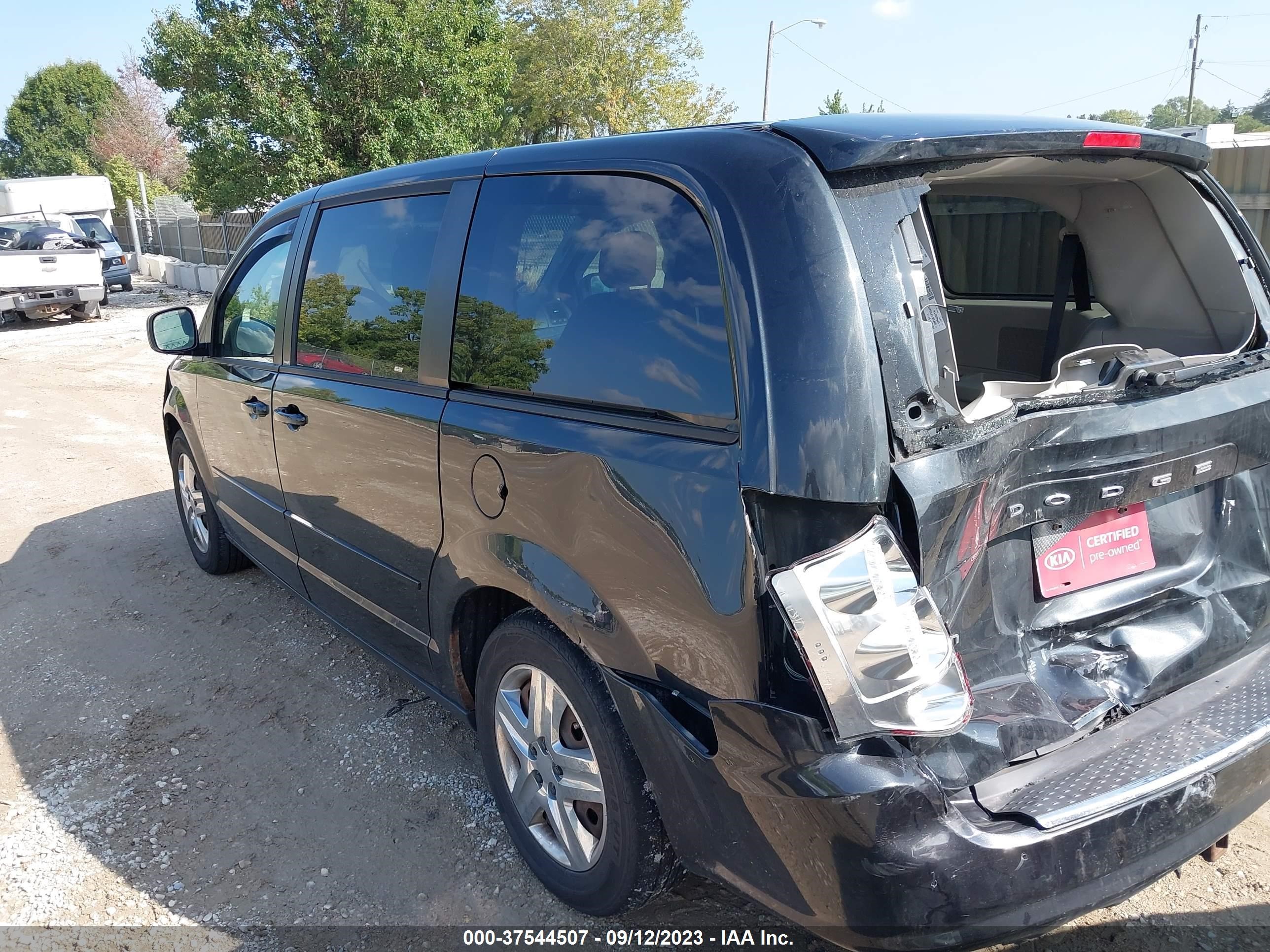 Photo 2 VIN: 2C4RDGBG3DR766198 - DODGE CARAVAN 