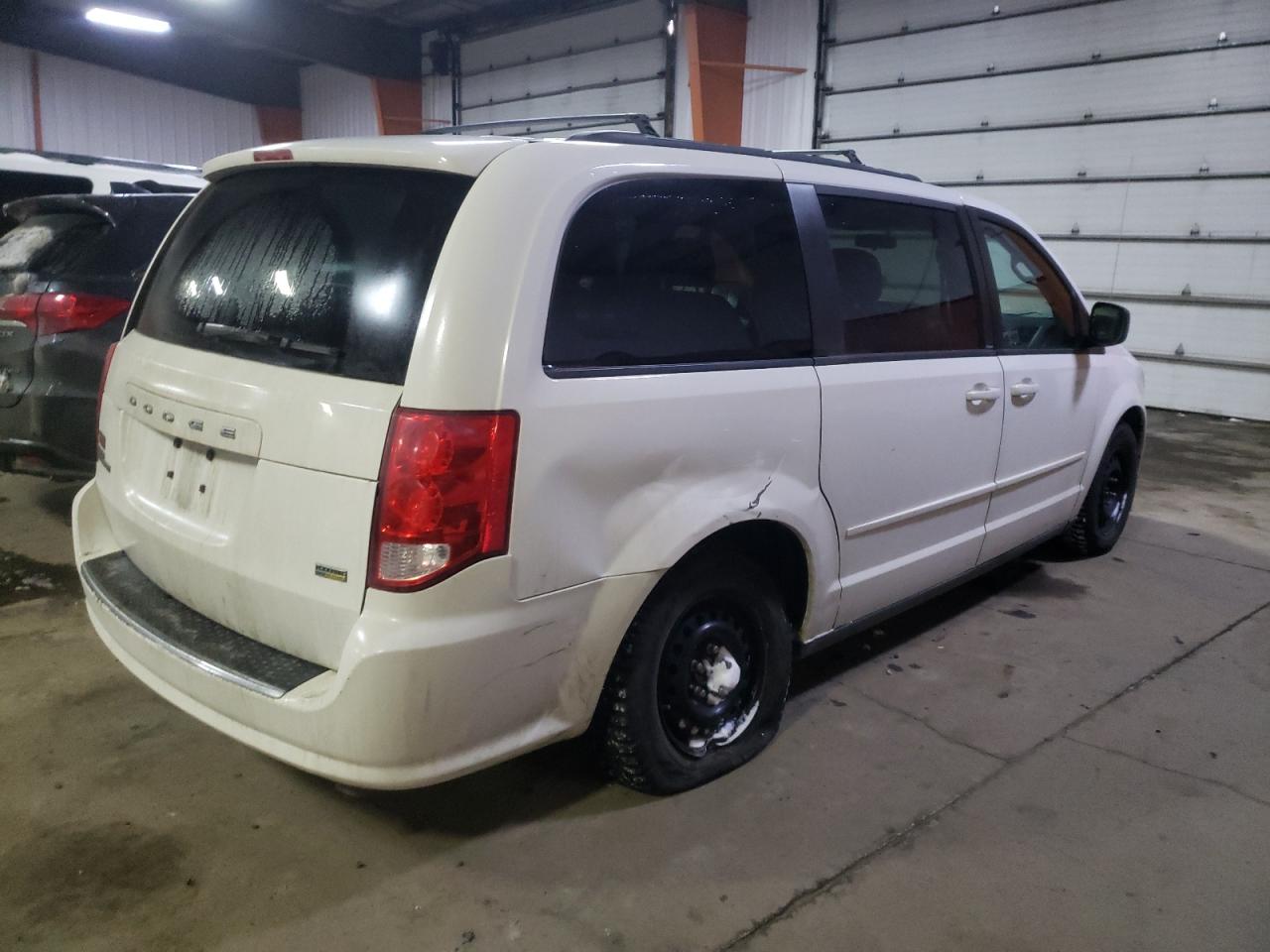 Photo 2 VIN: 2C4RDGBG4DR501371 - DODGE CARAVAN 