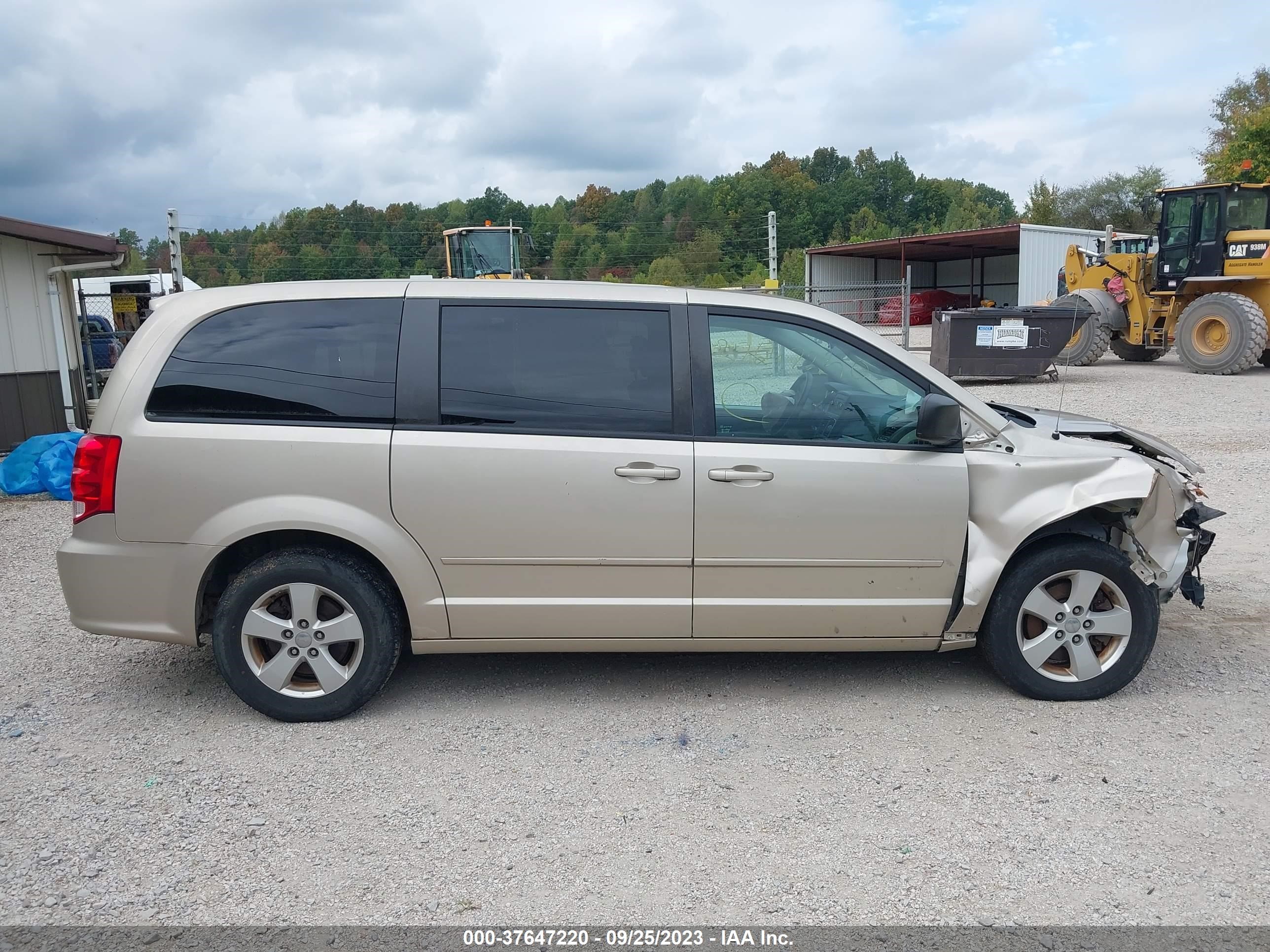 Photo 13 VIN: 2C4RDGBG4DR561649 - DODGE CARAVAN 