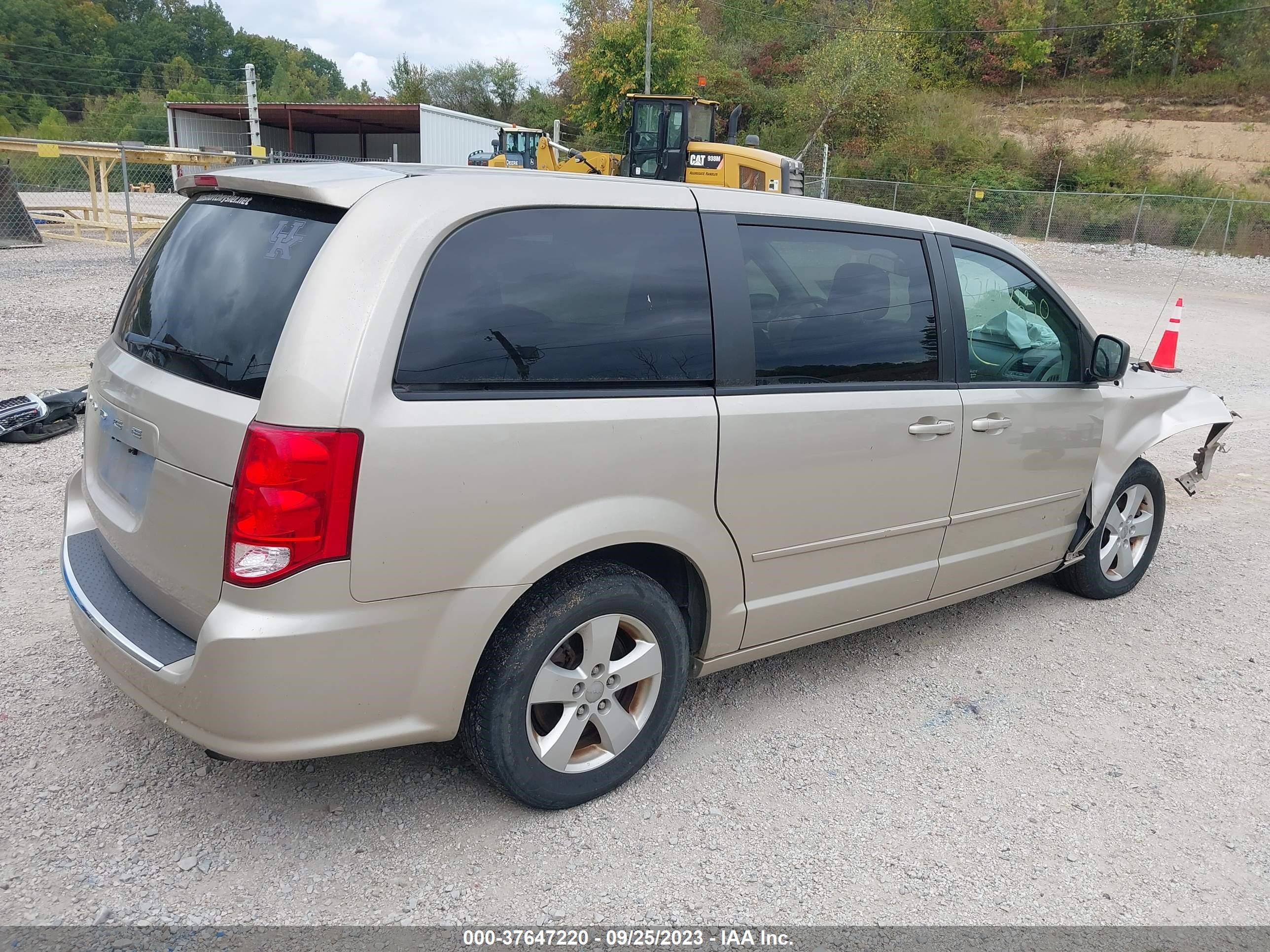 Photo 3 VIN: 2C4RDGBG4DR561649 - DODGE CARAVAN 