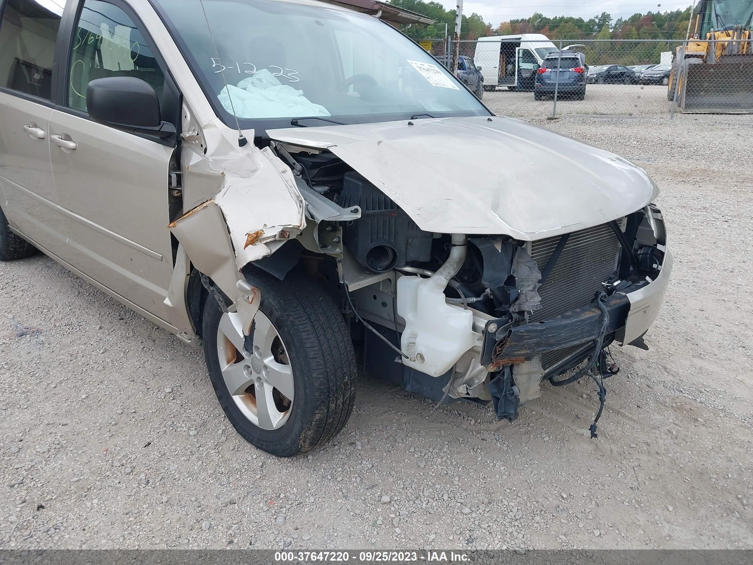 Photo 5 VIN: 2C4RDGBG4DR561649 - DODGE CARAVAN 