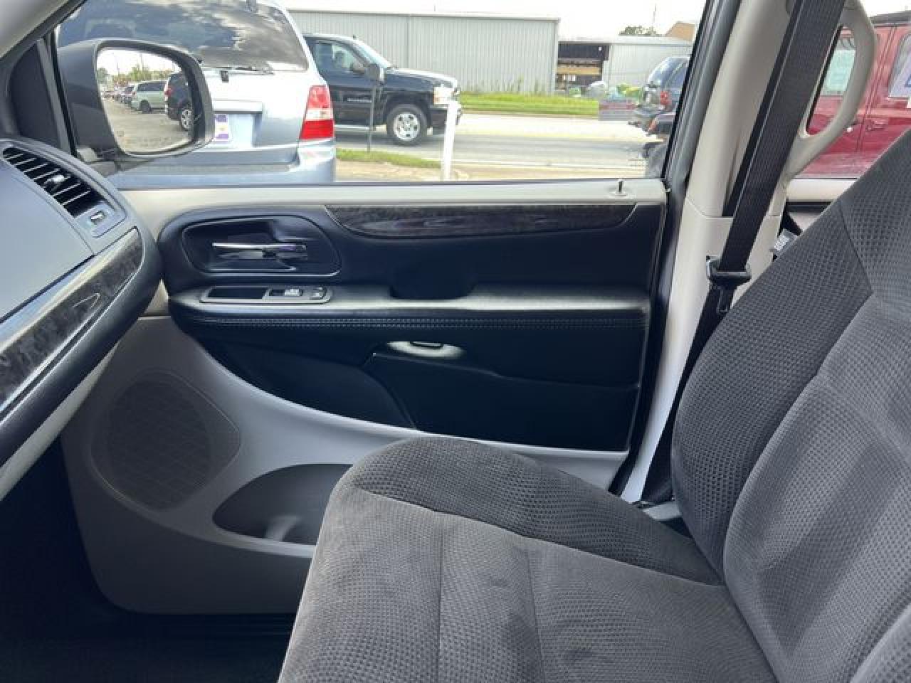 Photo 28 VIN: 2C4RDGBG4JR256390 - DODGE CARAVAN 