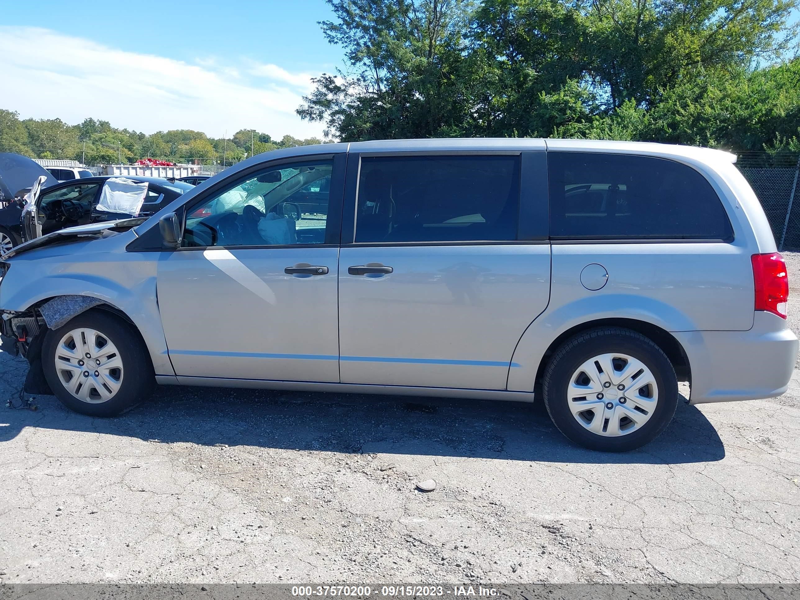 Photo 13 VIN: 2C4RDGBG4KR799160 - DODGE CARAVAN 