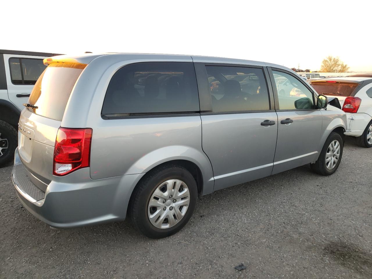 Photo 2 VIN: 2C4RDGBG5KR684244 - DODGE CARAVAN 