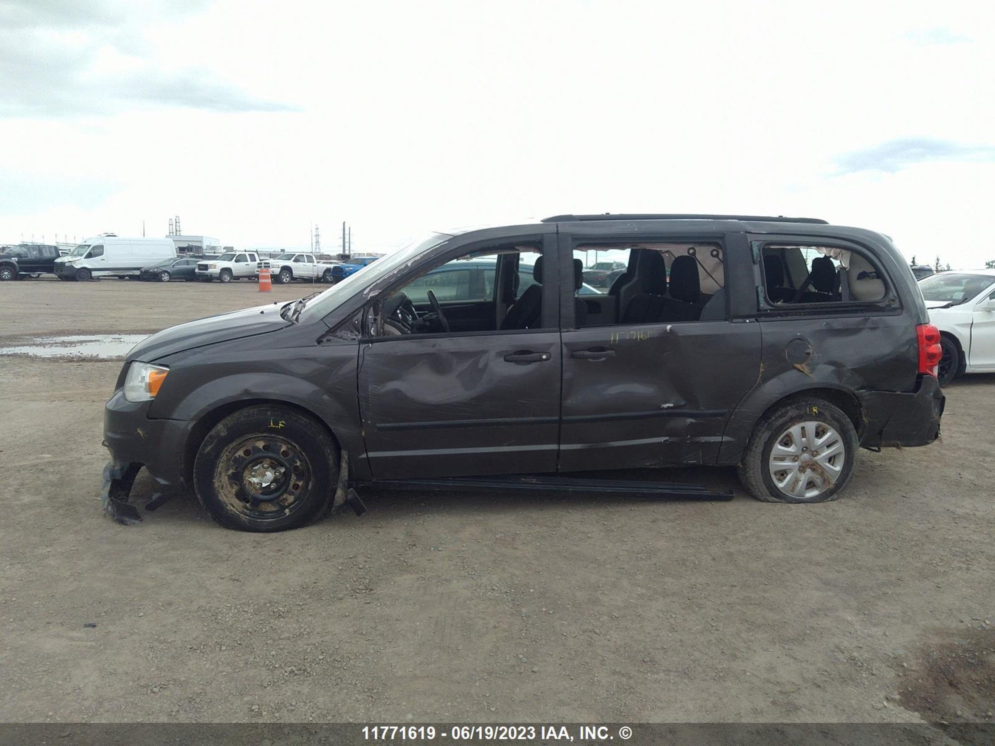 Photo 5 VIN: 2C4RDGBG6HR588700 - DODGE CARAVAN 