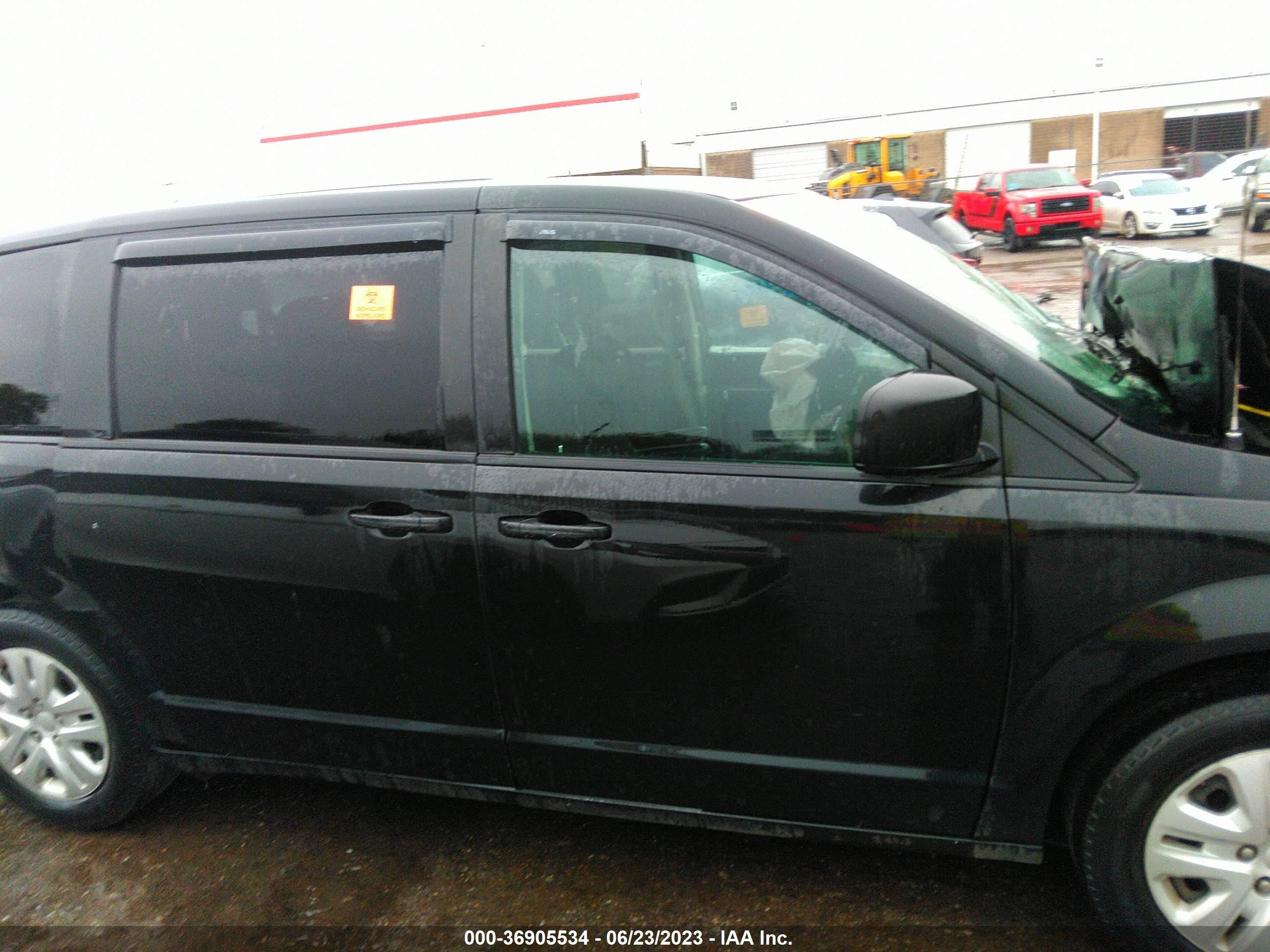 Photo 12 VIN: 2C4RDGBG6JR161751 - DODGE CARAVAN 