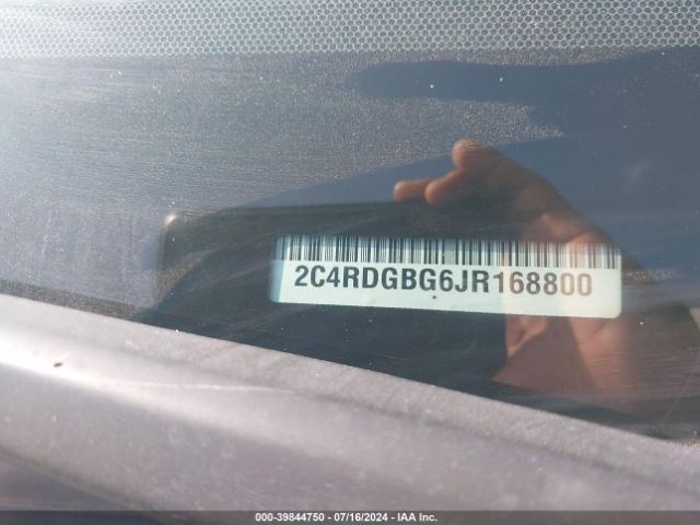 Photo 8 VIN: 2C4RDGBG6JR168800 - DODGE GRAND CARAVAN 