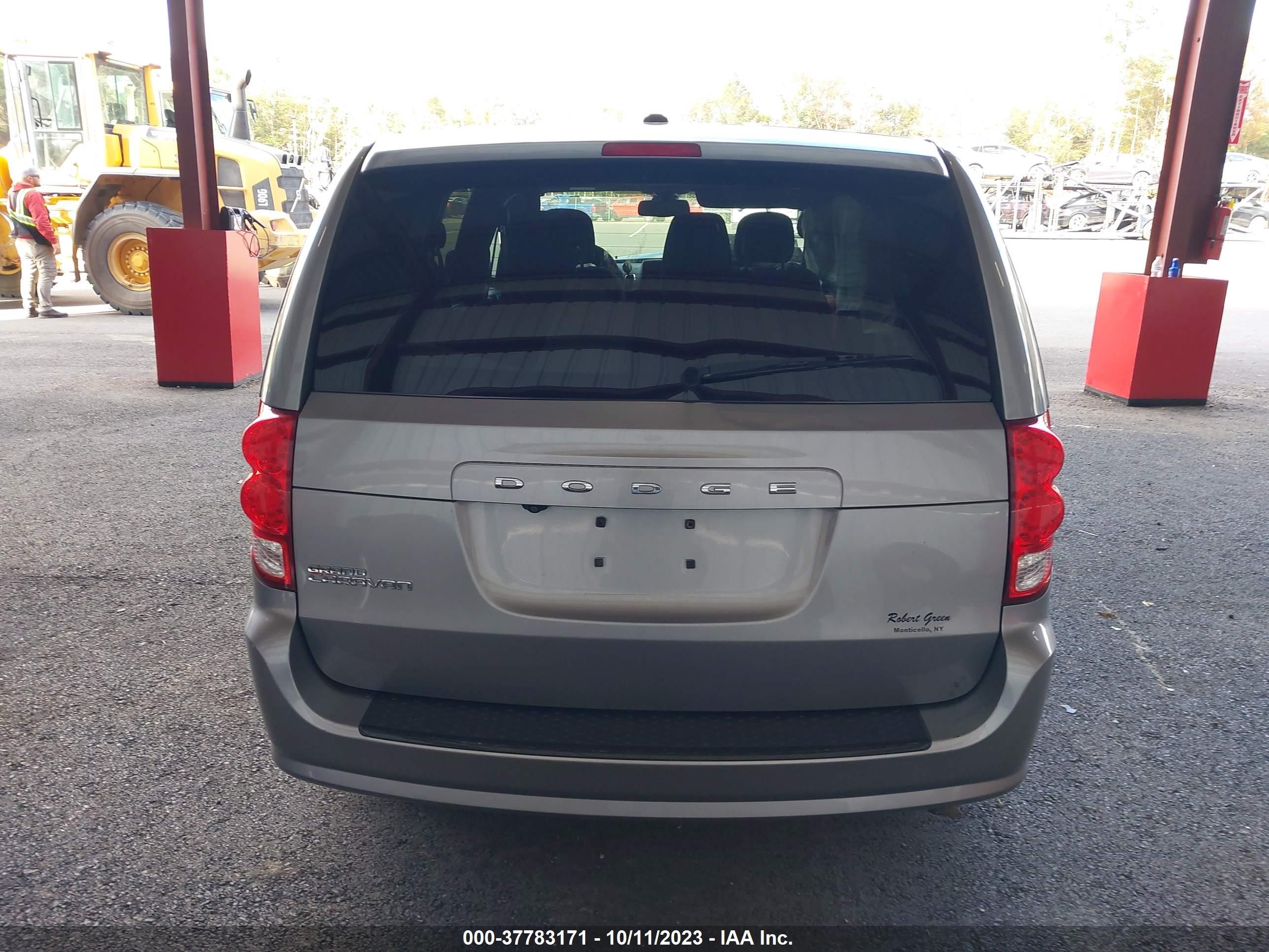 Photo 16 VIN: 2C4RDGBG6JR255788 - DODGE CARAVAN 