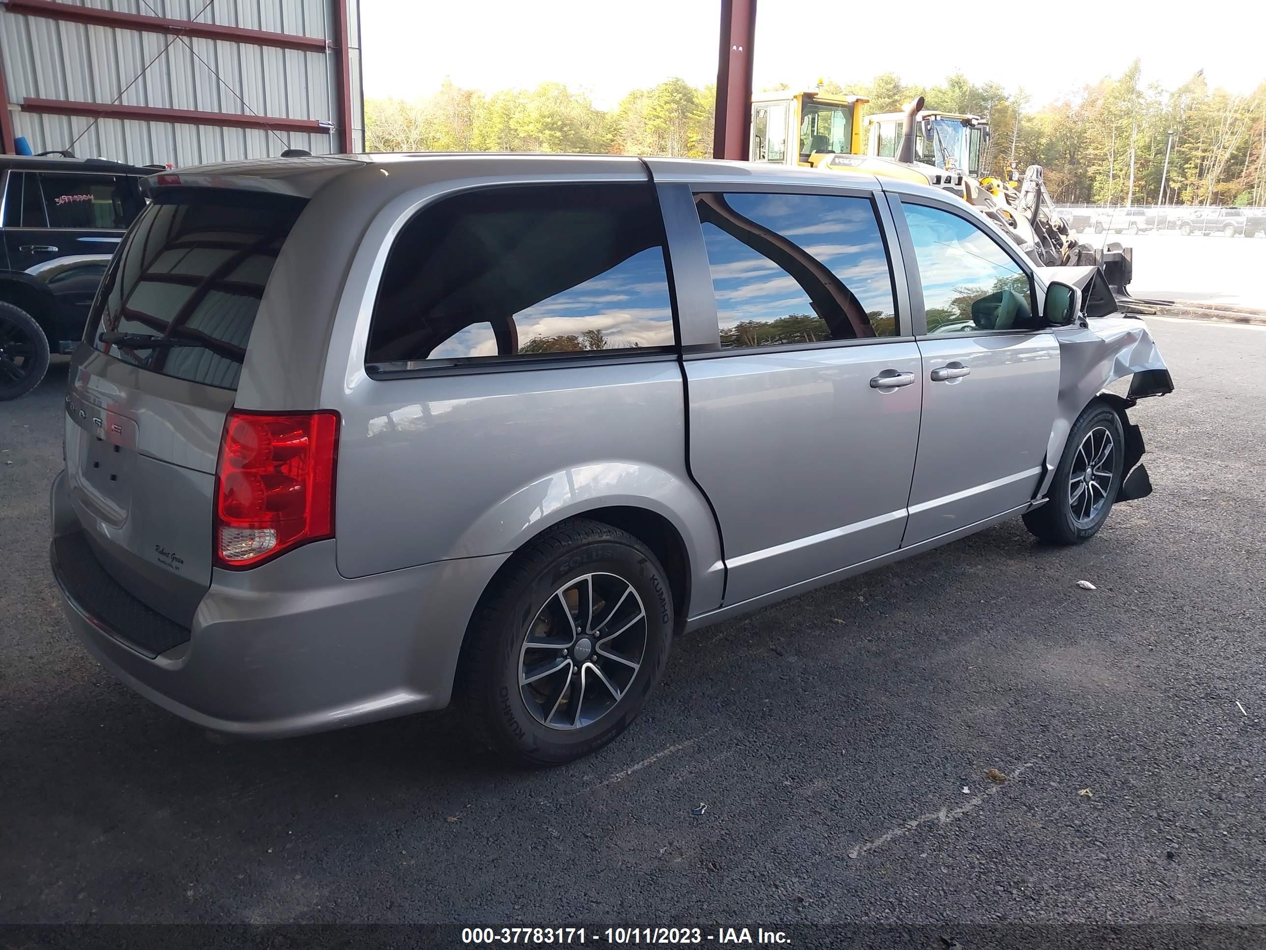 Photo 3 VIN: 2C4RDGBG6JR255788 - DODGE CARAVAN 