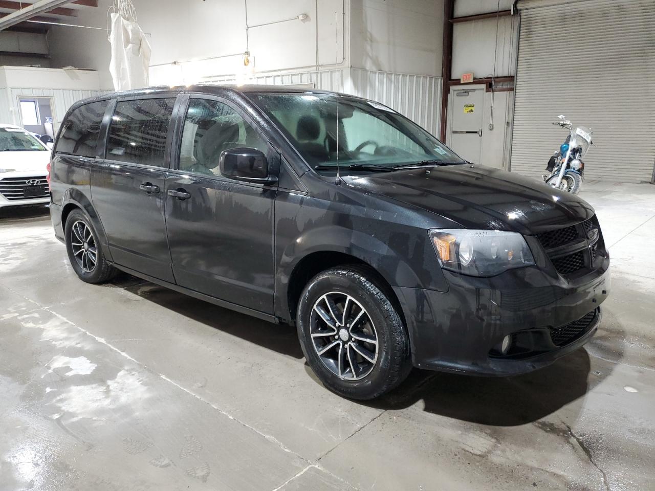 Photo 3 VIN: 2C4RDGBG6JR348584 - DODGE CARAVAN 