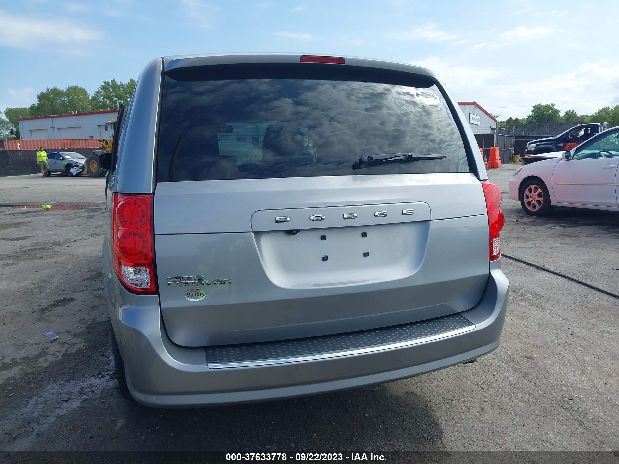 Photo 15 VIN: 2C4RDGBG6KR799564 - DODGE CARAVAN 