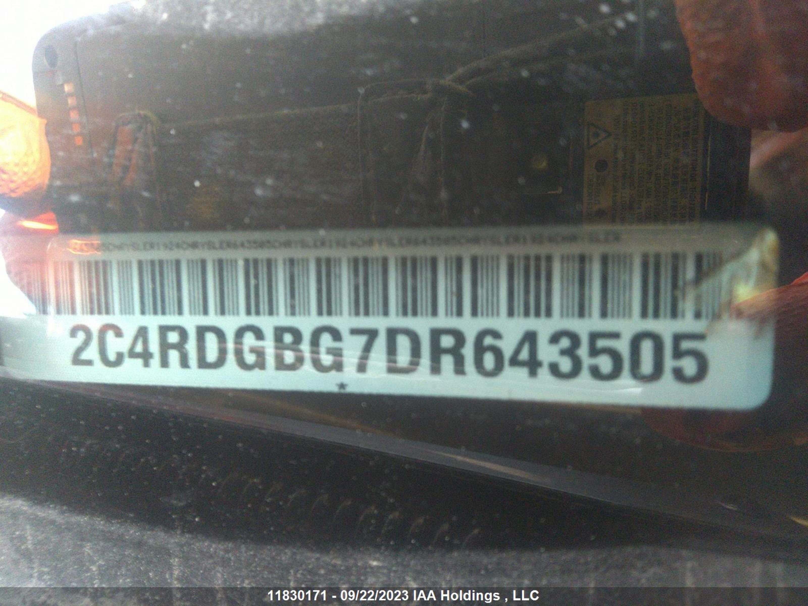 Photo 8 VIN: 2C4RDGBG7DR643505 - DODGE CARAVAN 