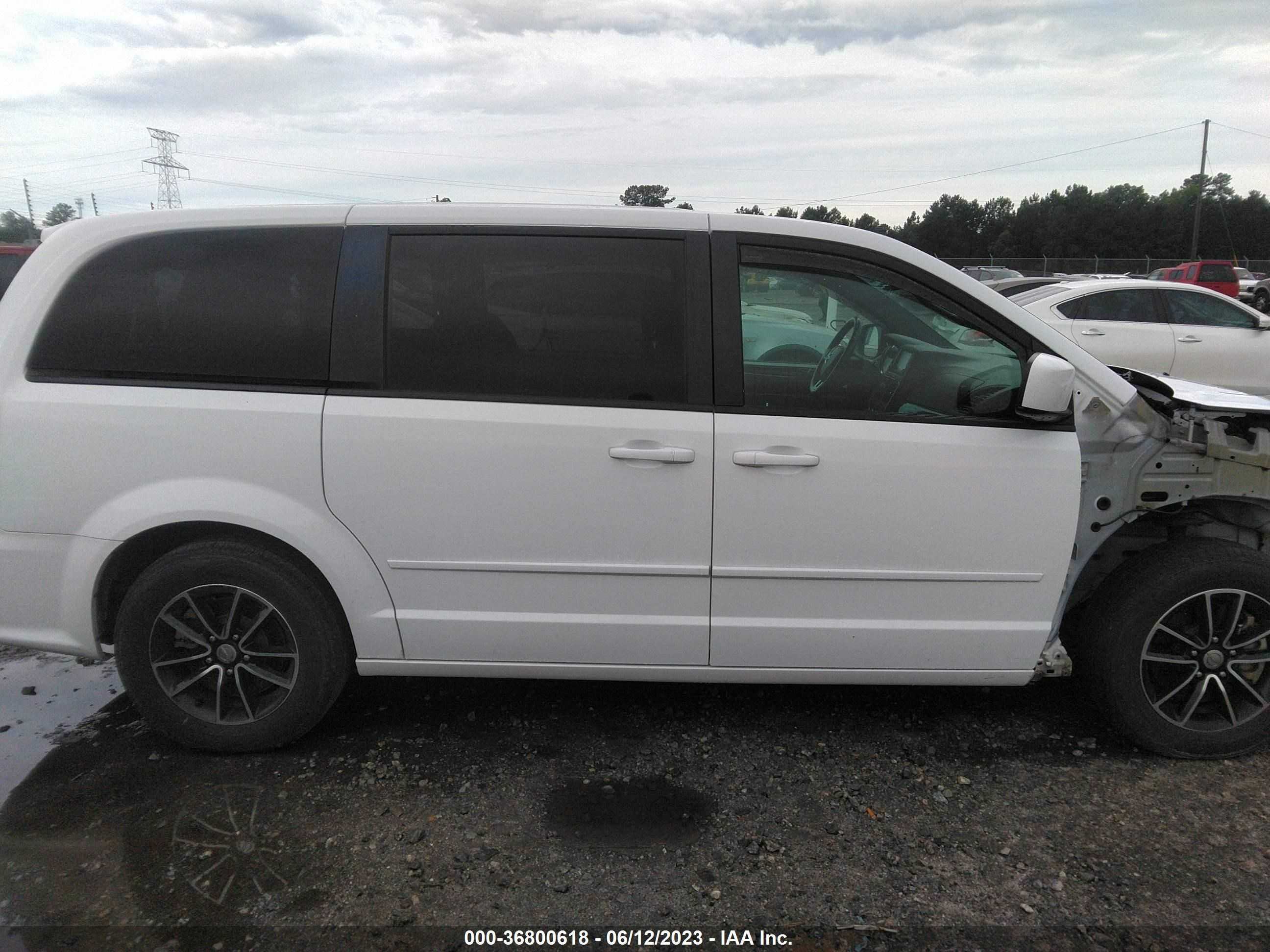 Photo 13 VIN: 2C4RDGBG7HR636866 - DODGE CARAVAN 