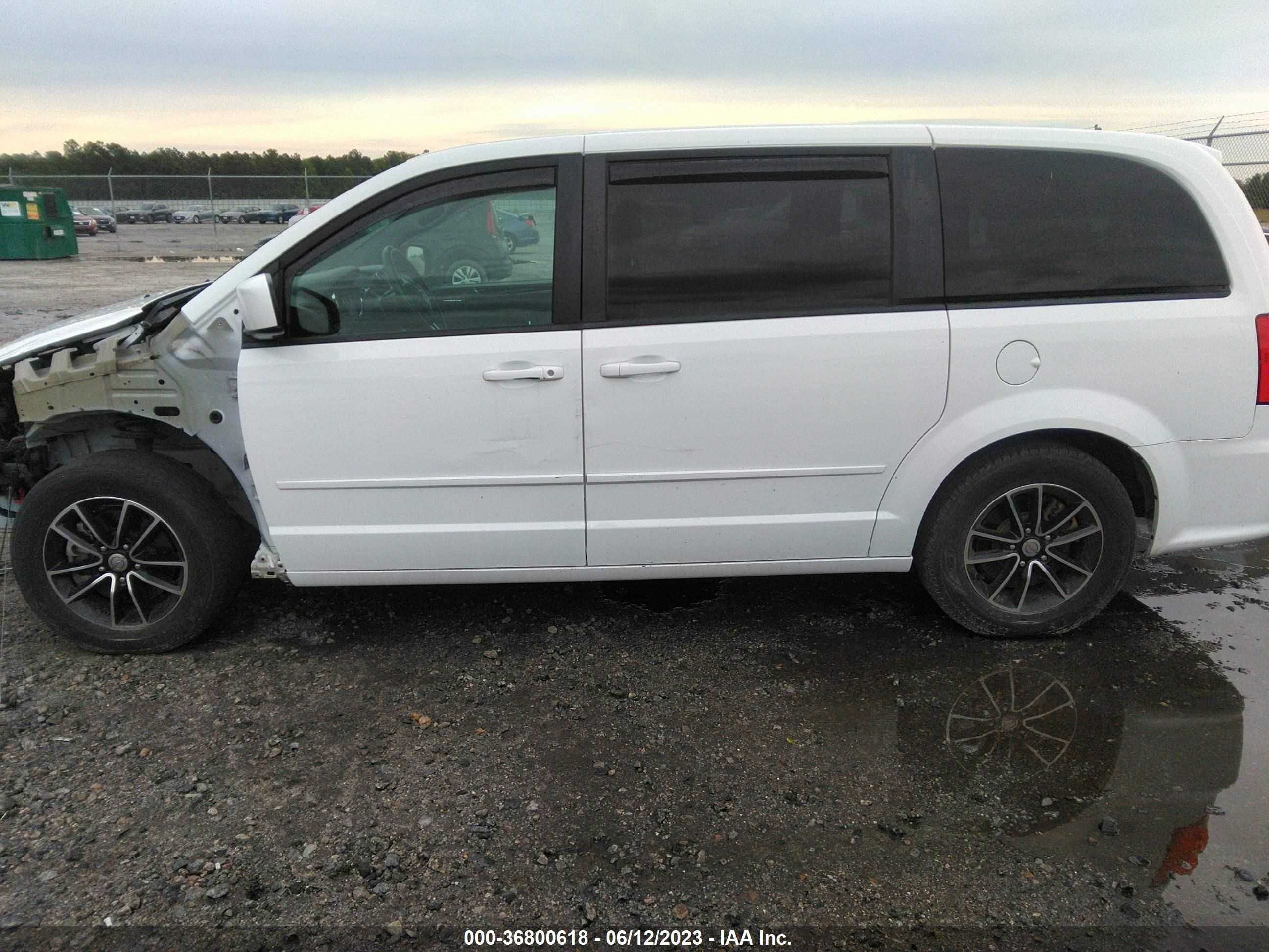 Photo 14 VIN: 2C4RDGBG7HR636866 - DODGE CARAVAN 