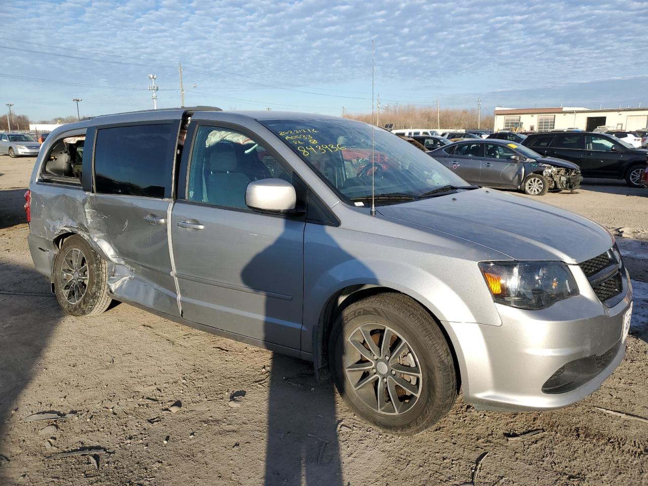 Photo 3 VIN: 2C4RDGBG7HR843936 - DODGE CARAVAN 