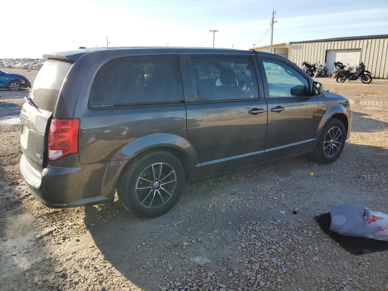 Photo 2 VIN: 2C4RDGBG7JR200072 - DODGE CARAVAN 