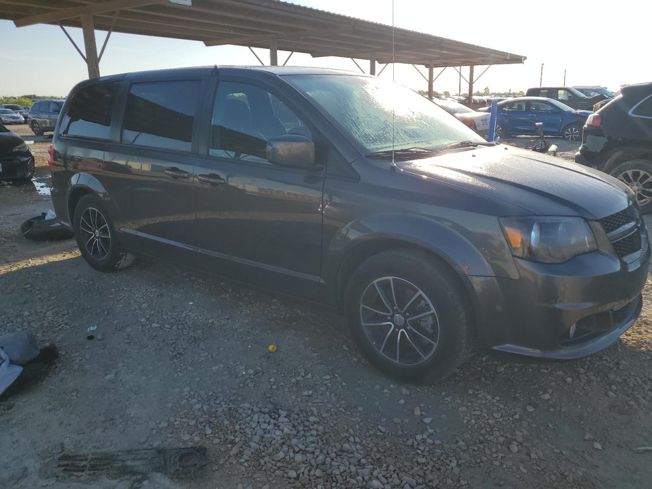 Photo 3 VIN: 2C4RDGBG7JR200072 - DODGE CARAVAN 