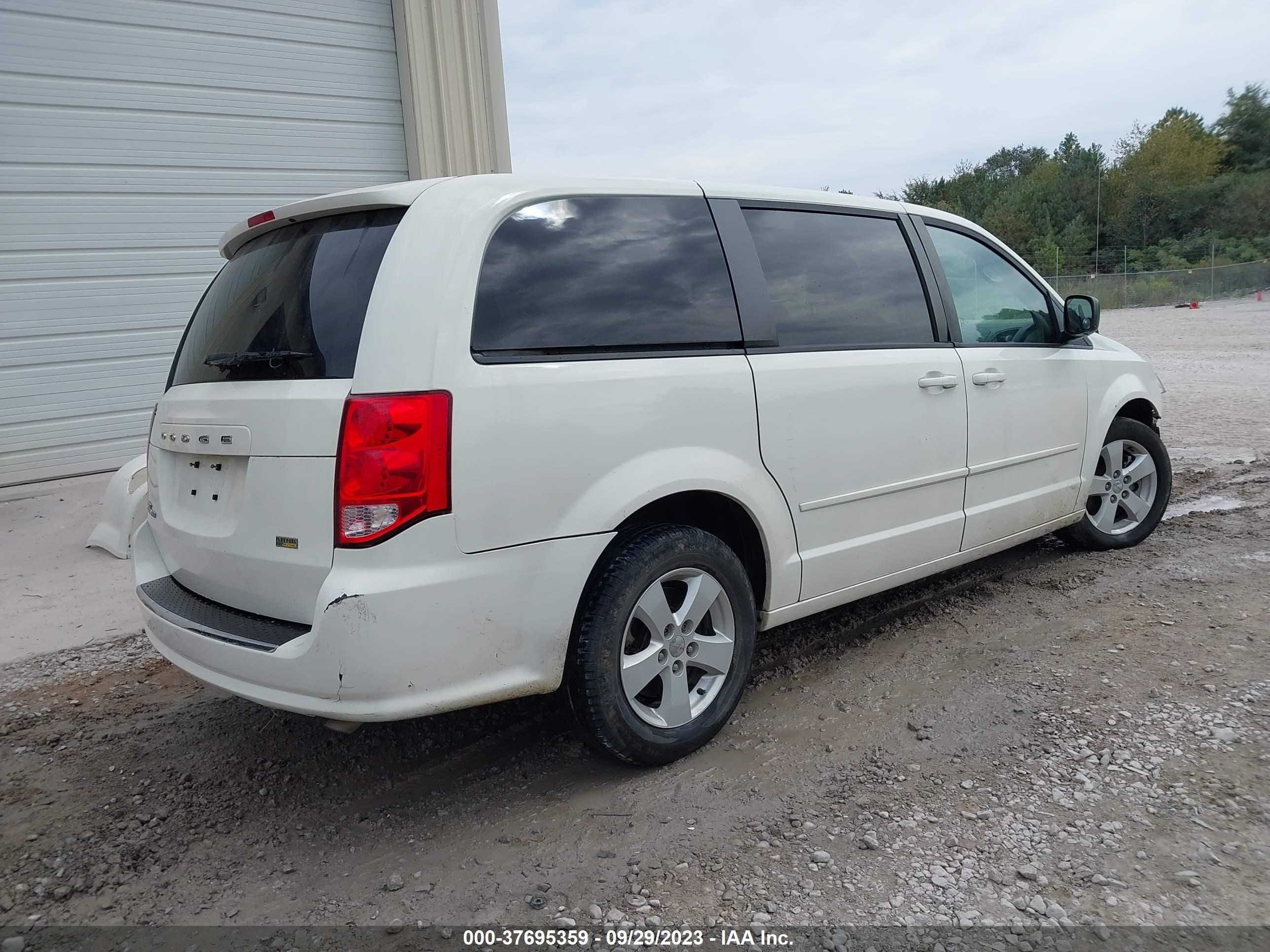 Photo 3 VIN: 2C4RDGBG8DR543543 - DODGE CARAVAN 