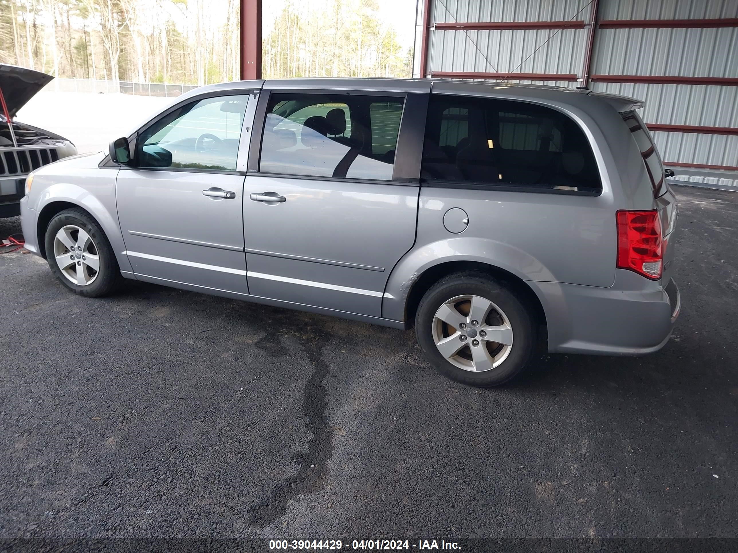 Photo 2 VIN: 2C4RDGBG8DR612800 - DODGE CARAVAN 