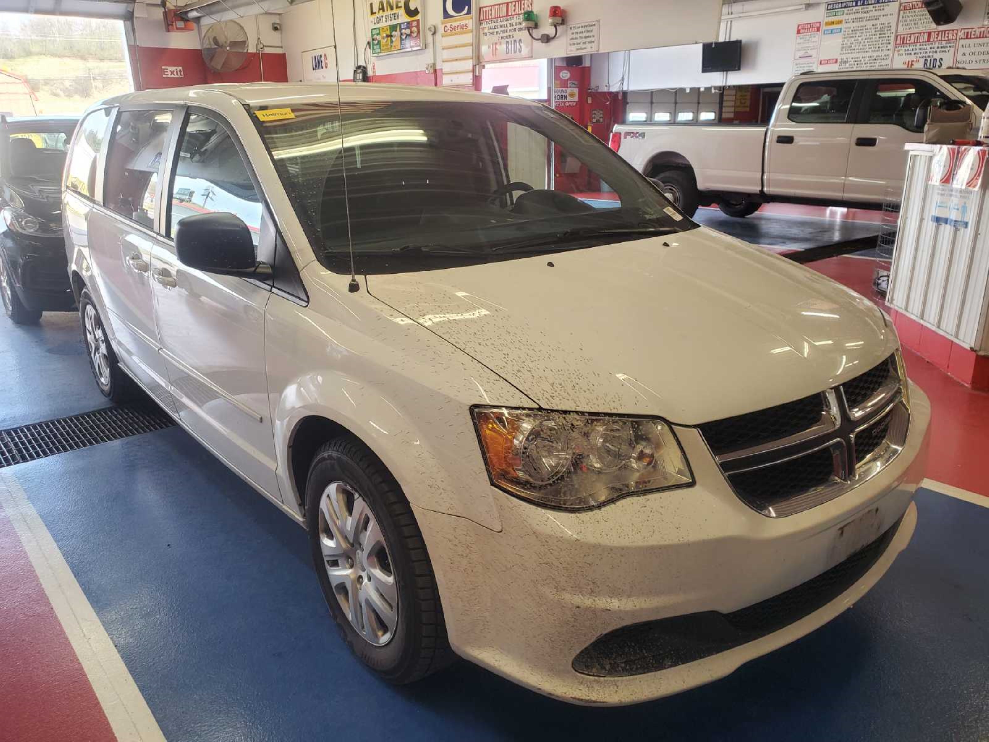 Photo 4 VIN: 2C4RDGBG8HR798392 - DODGE CARAVAN 