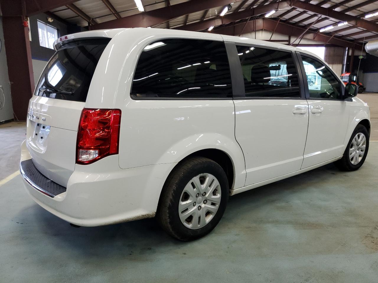 Photo 2 VIN: 2C4RDGBG8JR147897 - DODGE CARAVAN 