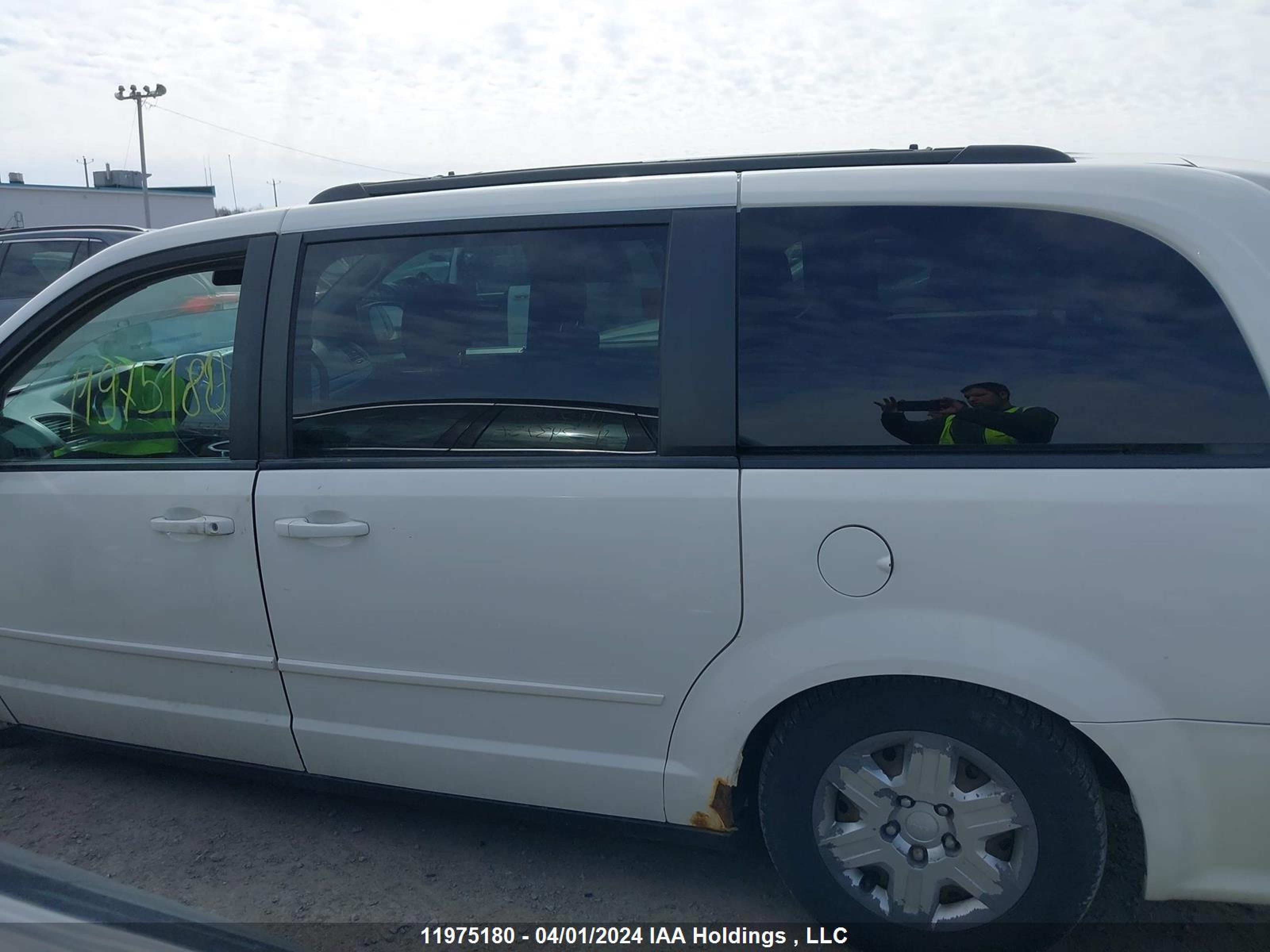 Photo 13 VIN: 2C4RDGBG9DR572727 - DODGE CARAVAN 