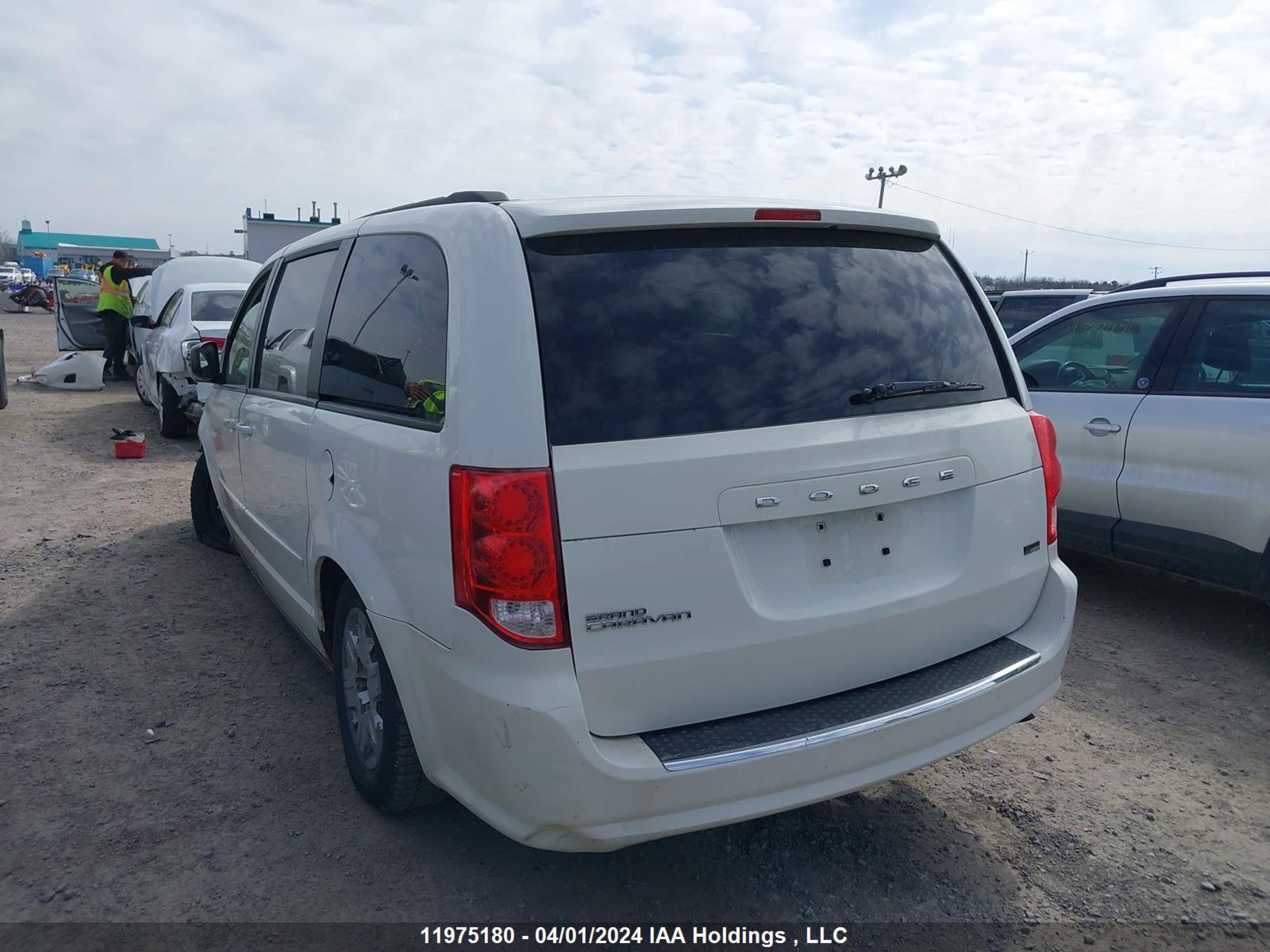 Photo 2 VIN: 2C4RDGBG9DR572727 - DODGE CARAVAN 