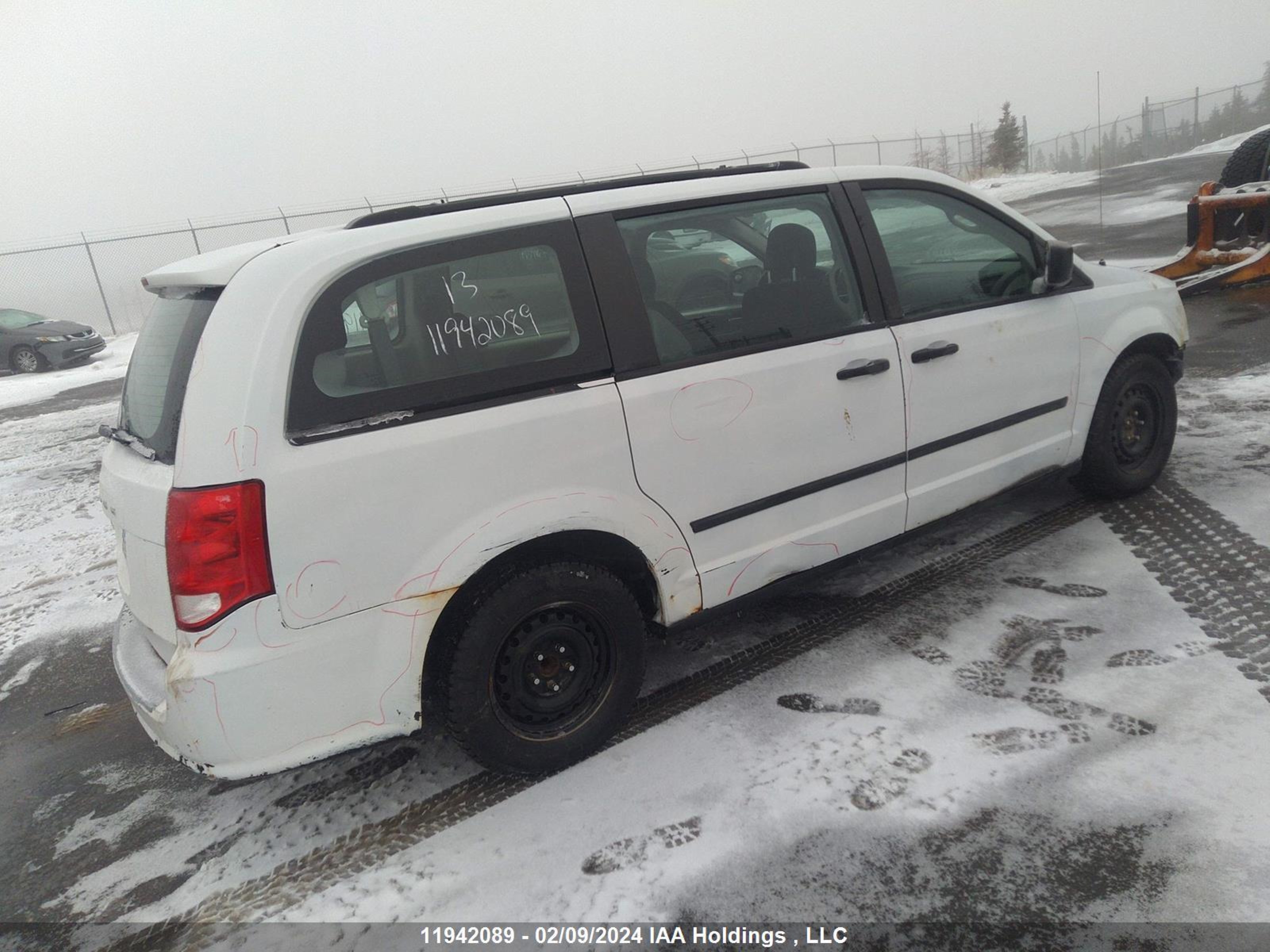 Photo 3 VIN: 2C4RDGBG9DR679194 - DODGE CARAVAN 