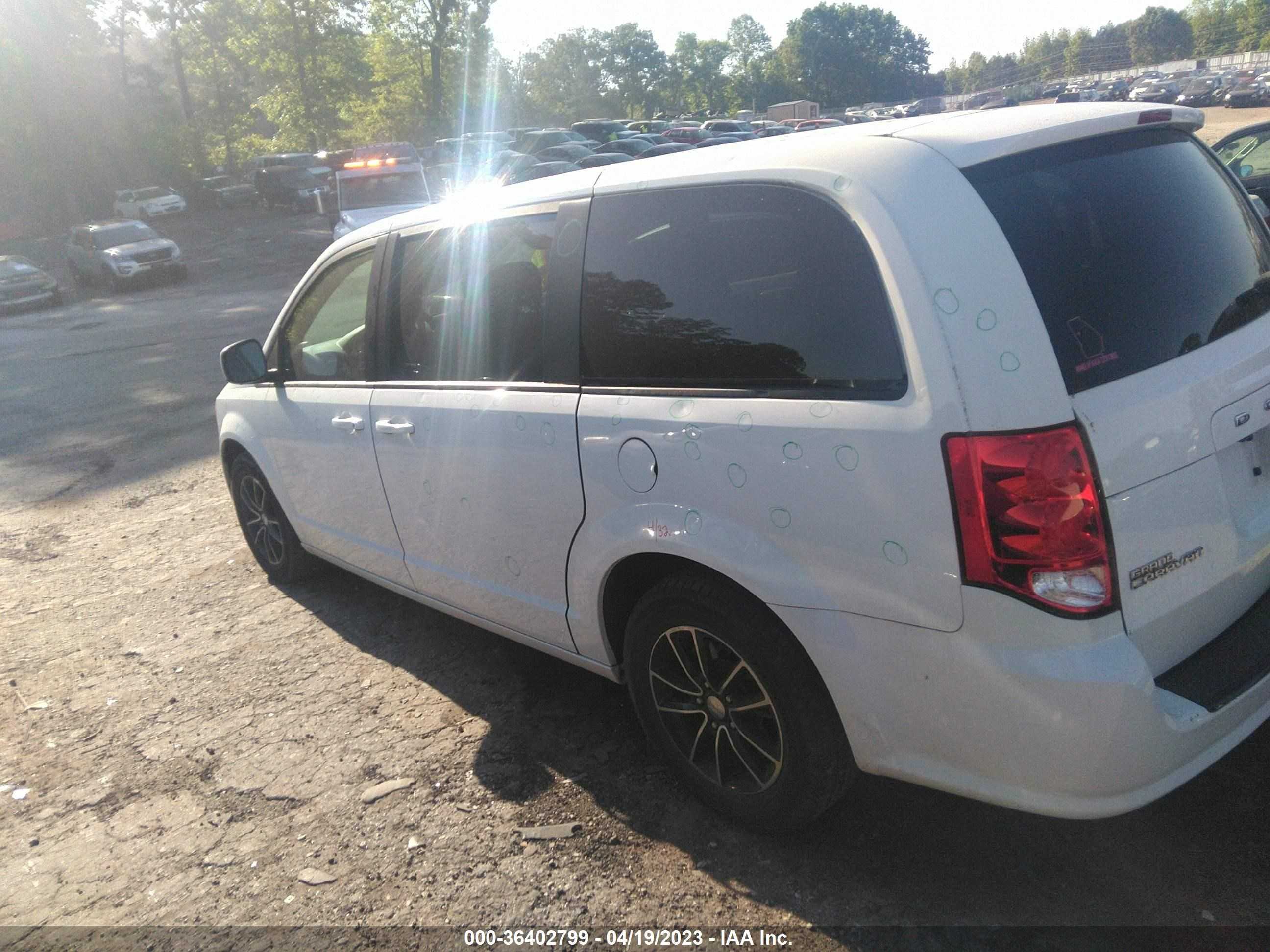 Photo 2 VIN: 2C4RDGBG9JR201692 - DODGE CARAVAN 