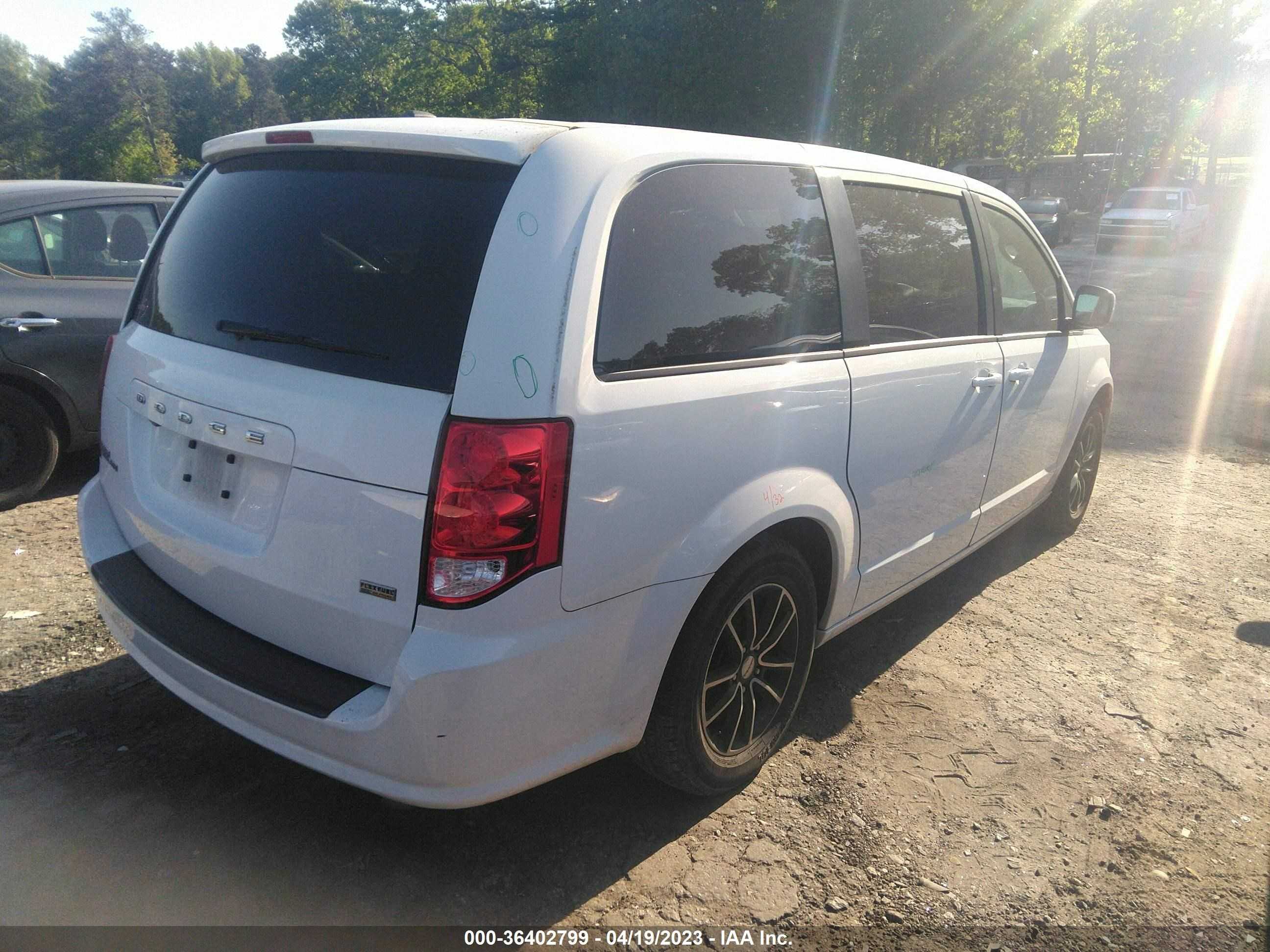 Photo 3 VIN: 2C4RDGBG9JR201692 - DODGE CARAVAN 