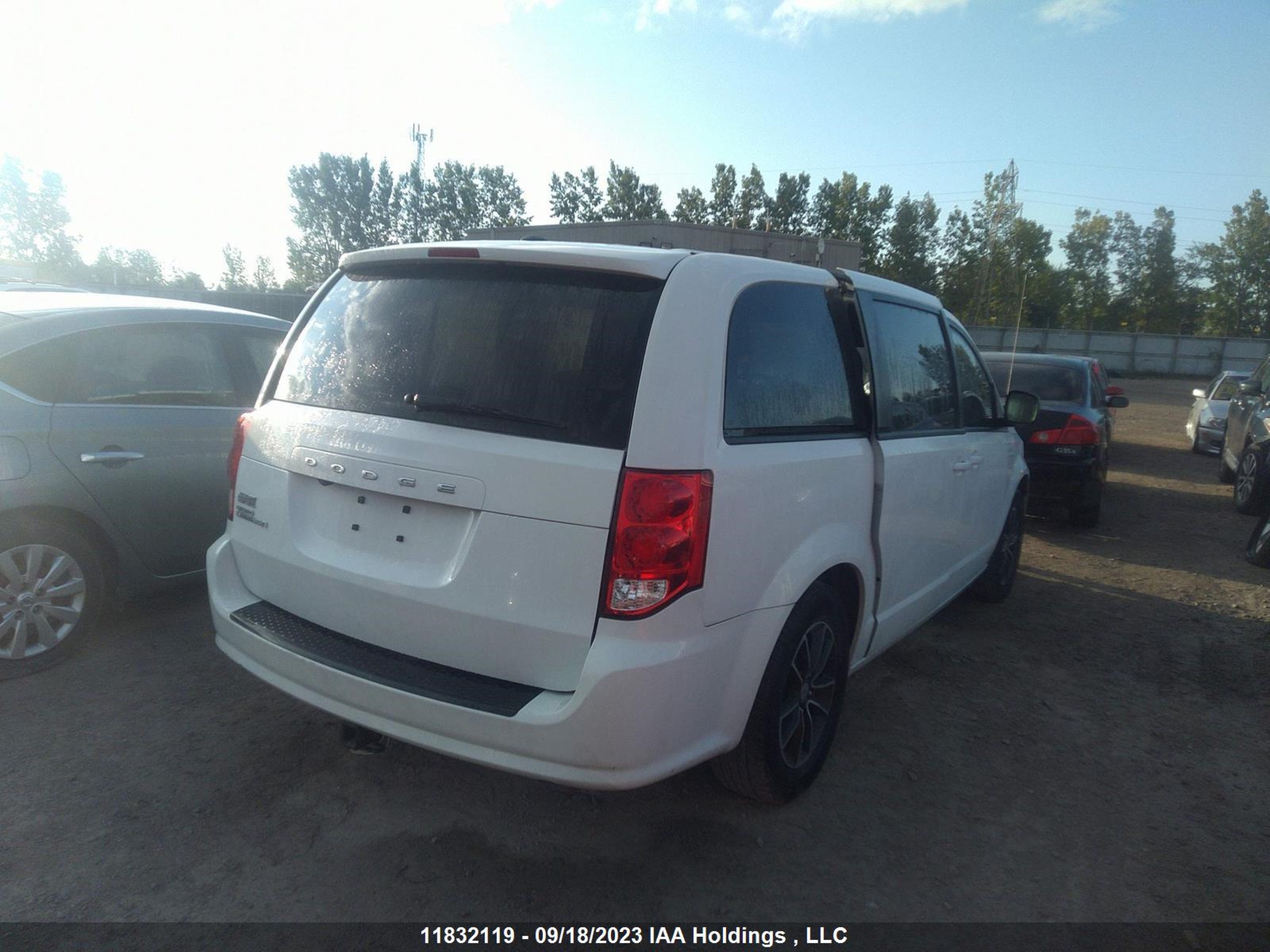 Photo 3 VIN: 2C4RDGBG9KR528126 - DODGE CARAVAN 