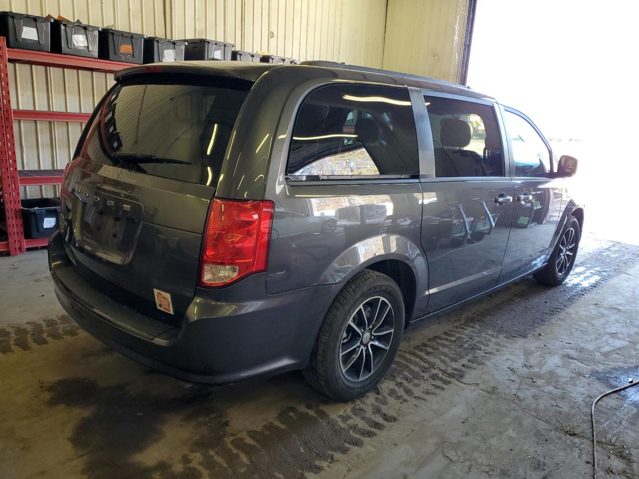 Photo 2 VIN: 2C4RDGBGXJR133810 - DODGE CARAVAN 