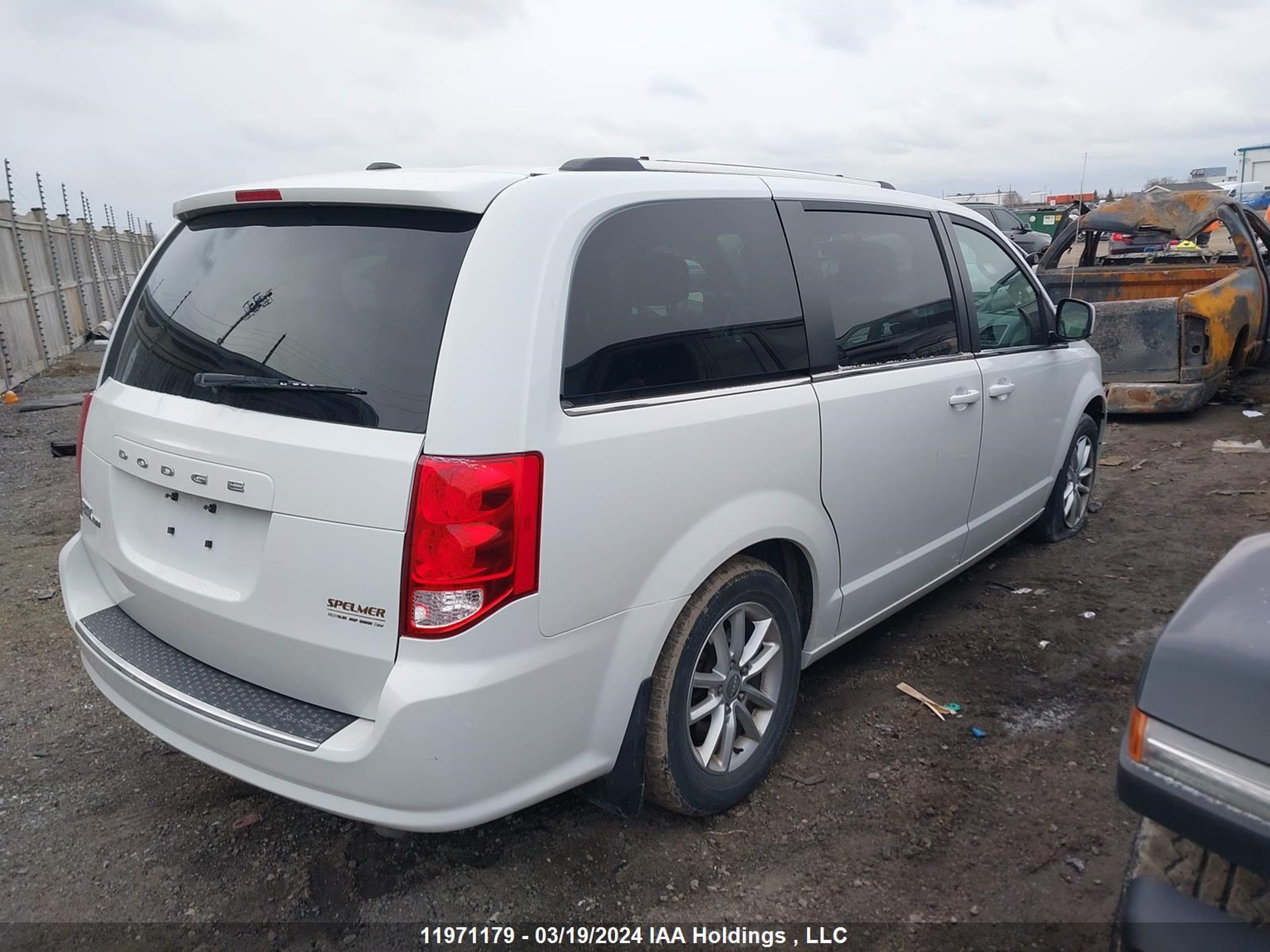 Photo 3 VIN: 2C4RDGBGXJR156004 - DODGE CARAVAN 