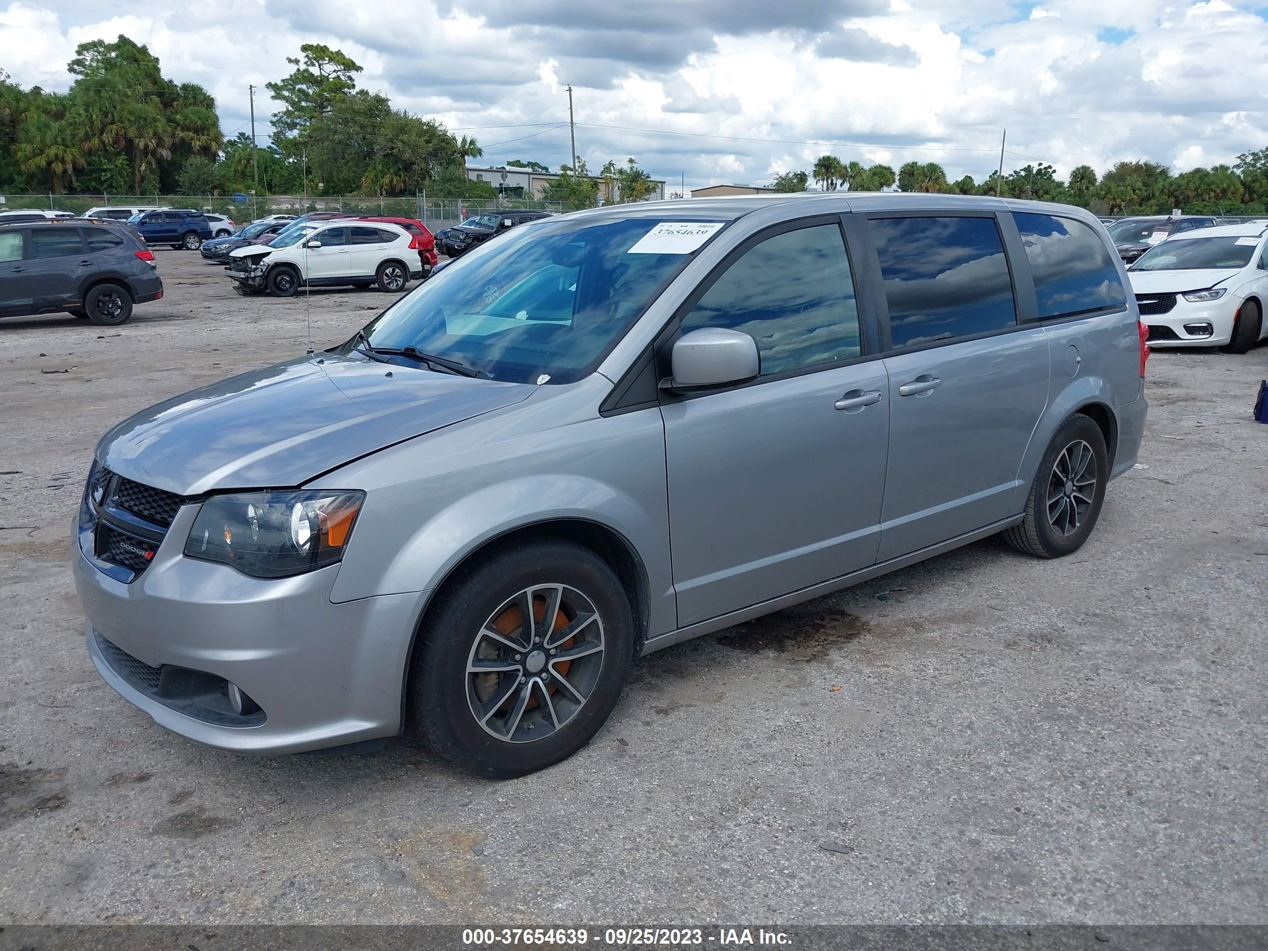 Photo 1 VIN: 2C4RDGBGXJR201281 - DODGE CARAVAN 