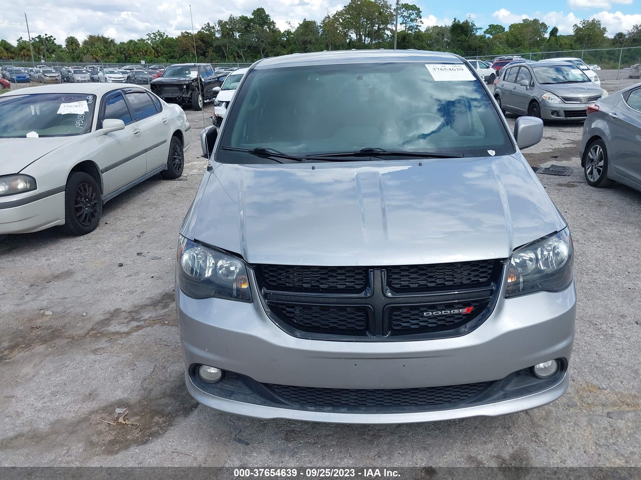 Photo 11 VIN: 2C4RDGBGXJR201281 - DODGE CARAVAN 