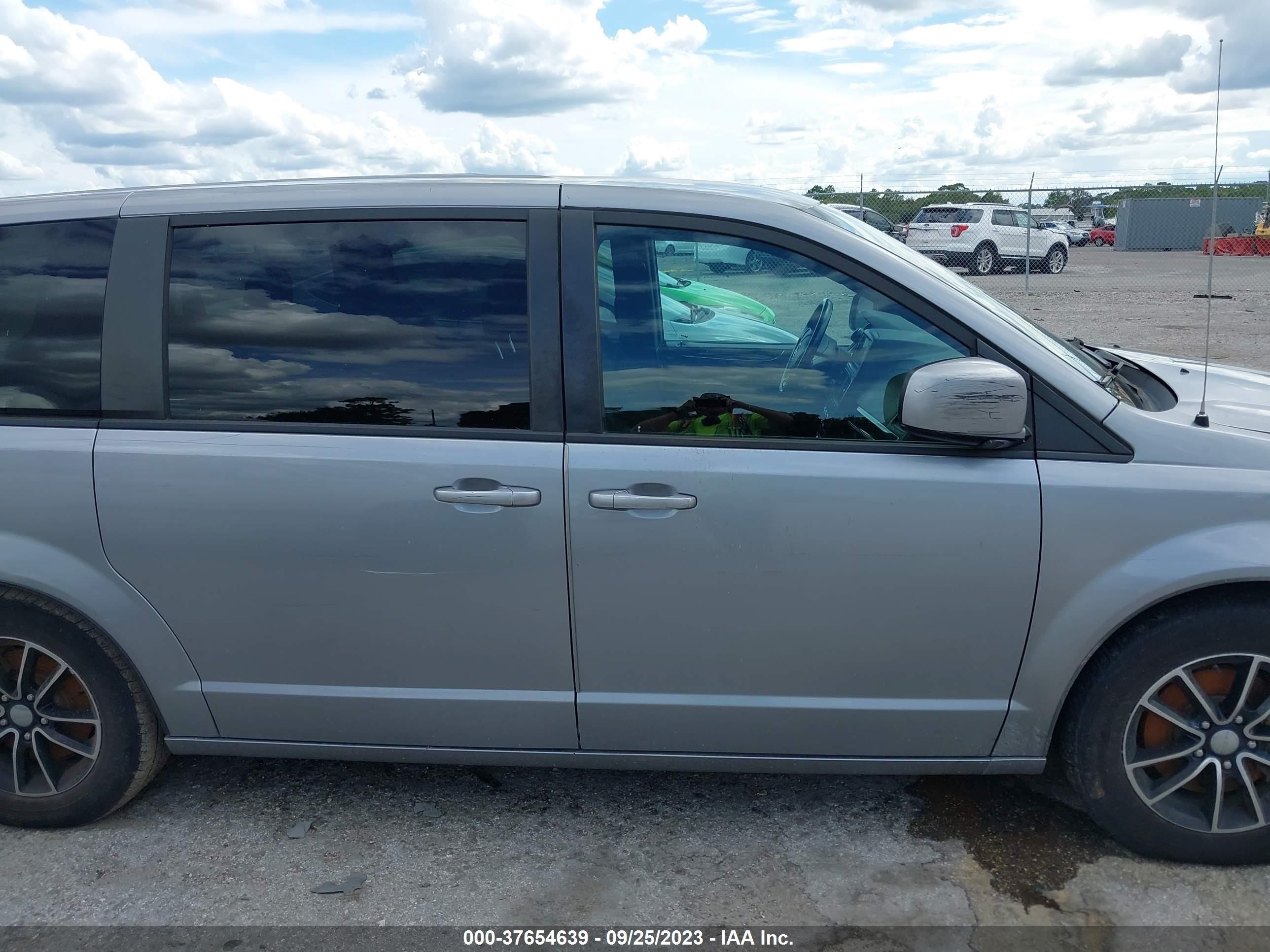 Photo 12 VIN: 2C4RDGBGXJR201281 - DODGE CARAVAN 