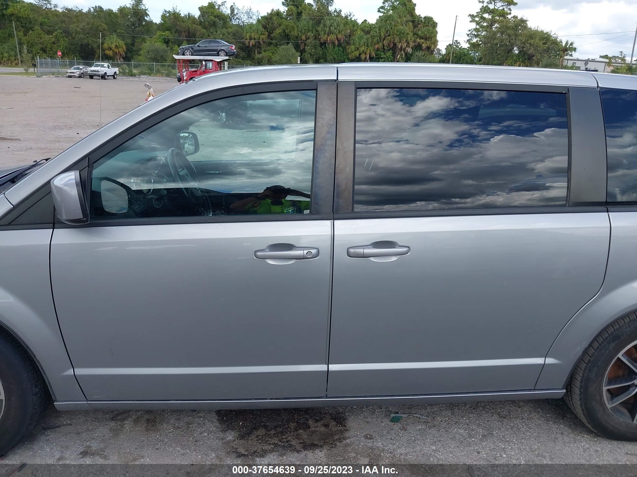 Photo 13 VIN: 2C4RDGBGXJR201281 - DODGE CARAVAN 