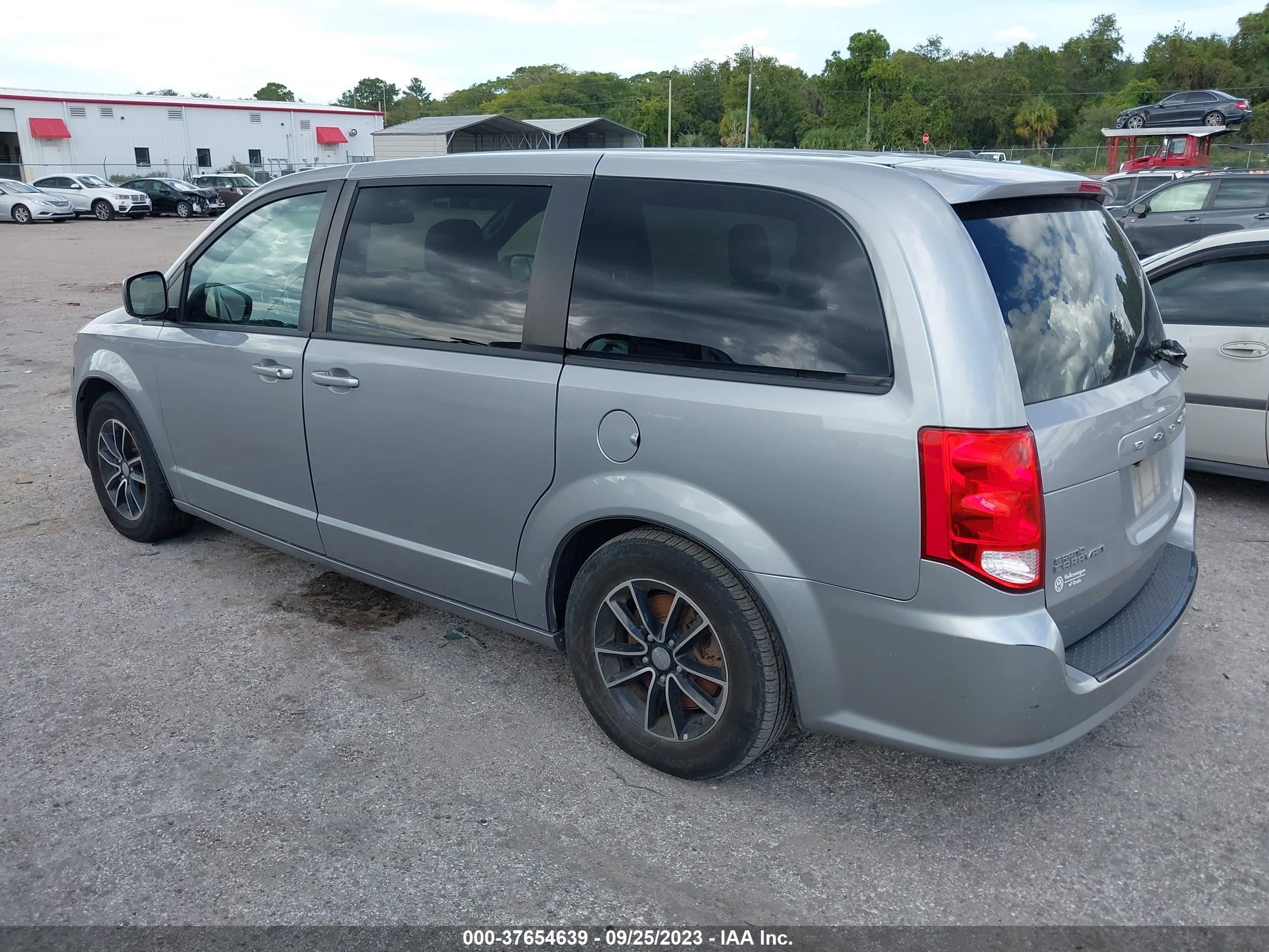 Photo 2 VIN: 2C4RDGBGXJR201281 - DODGE CARAVAN 