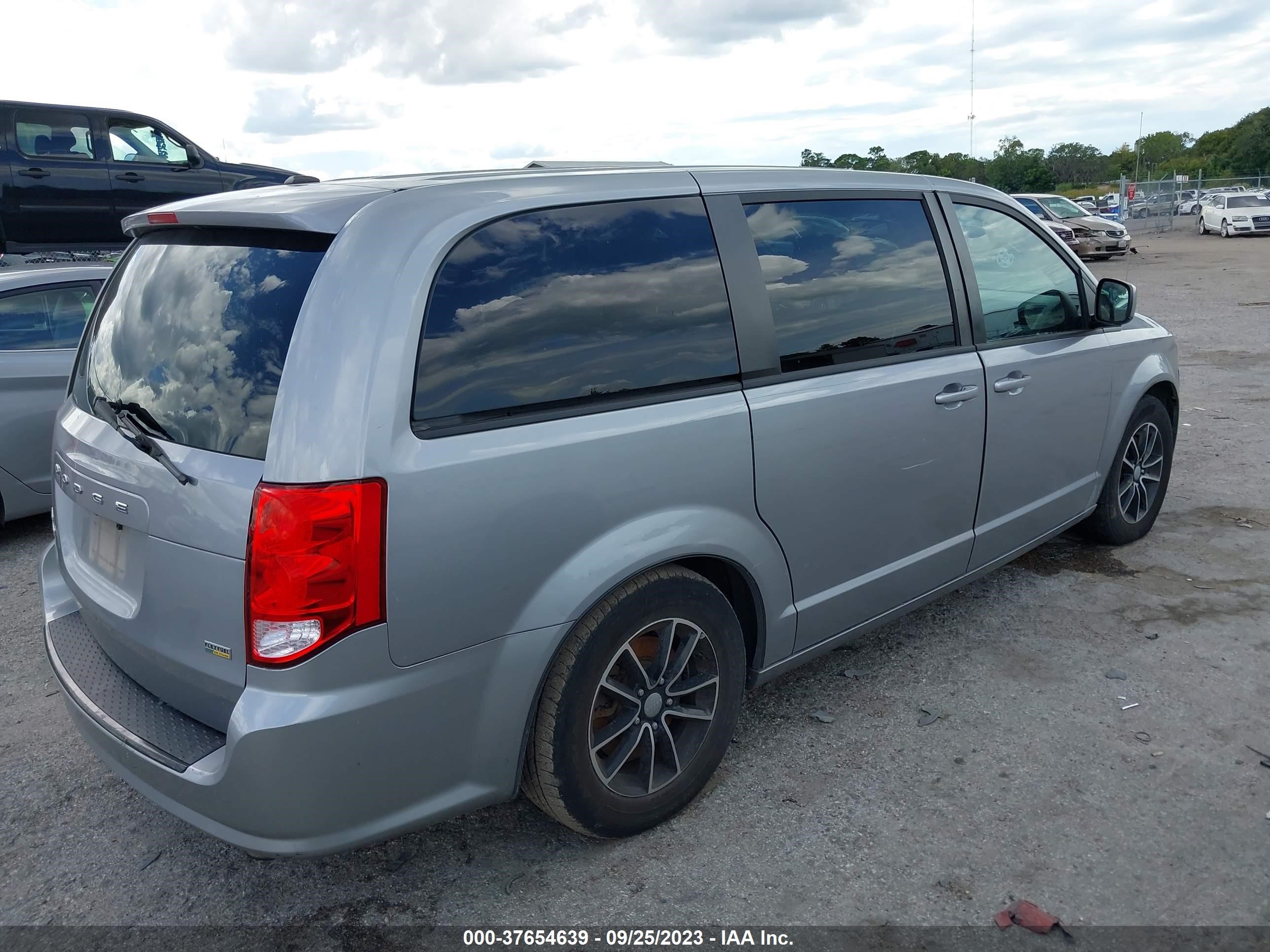 Photo 3 VIN: 2C4RDGBGXJR201281 - DODGE CARAVAN 