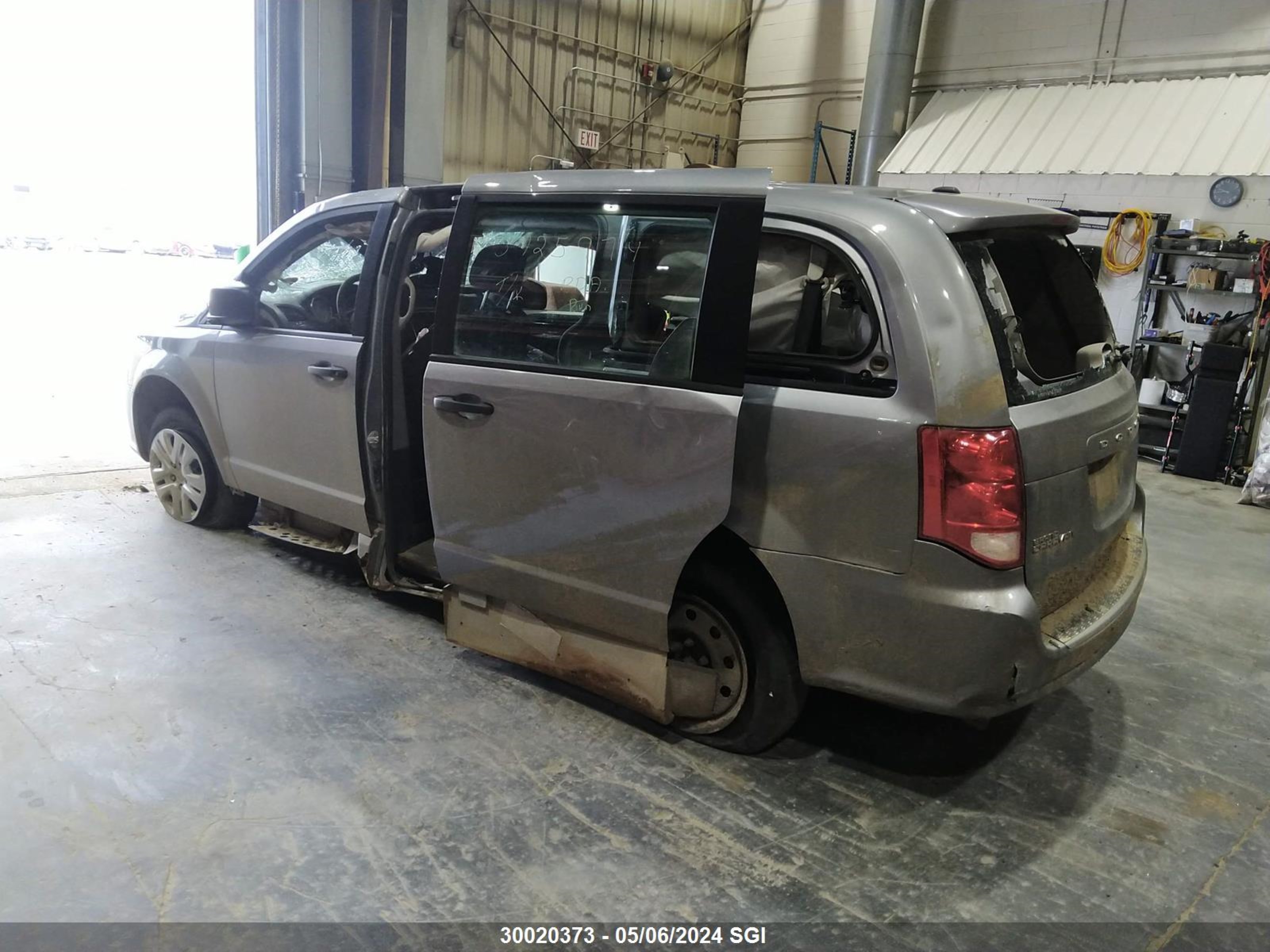 Photo 2 VIN: 2C4RDGBGXJR309321 - DODGE CARAVAN 