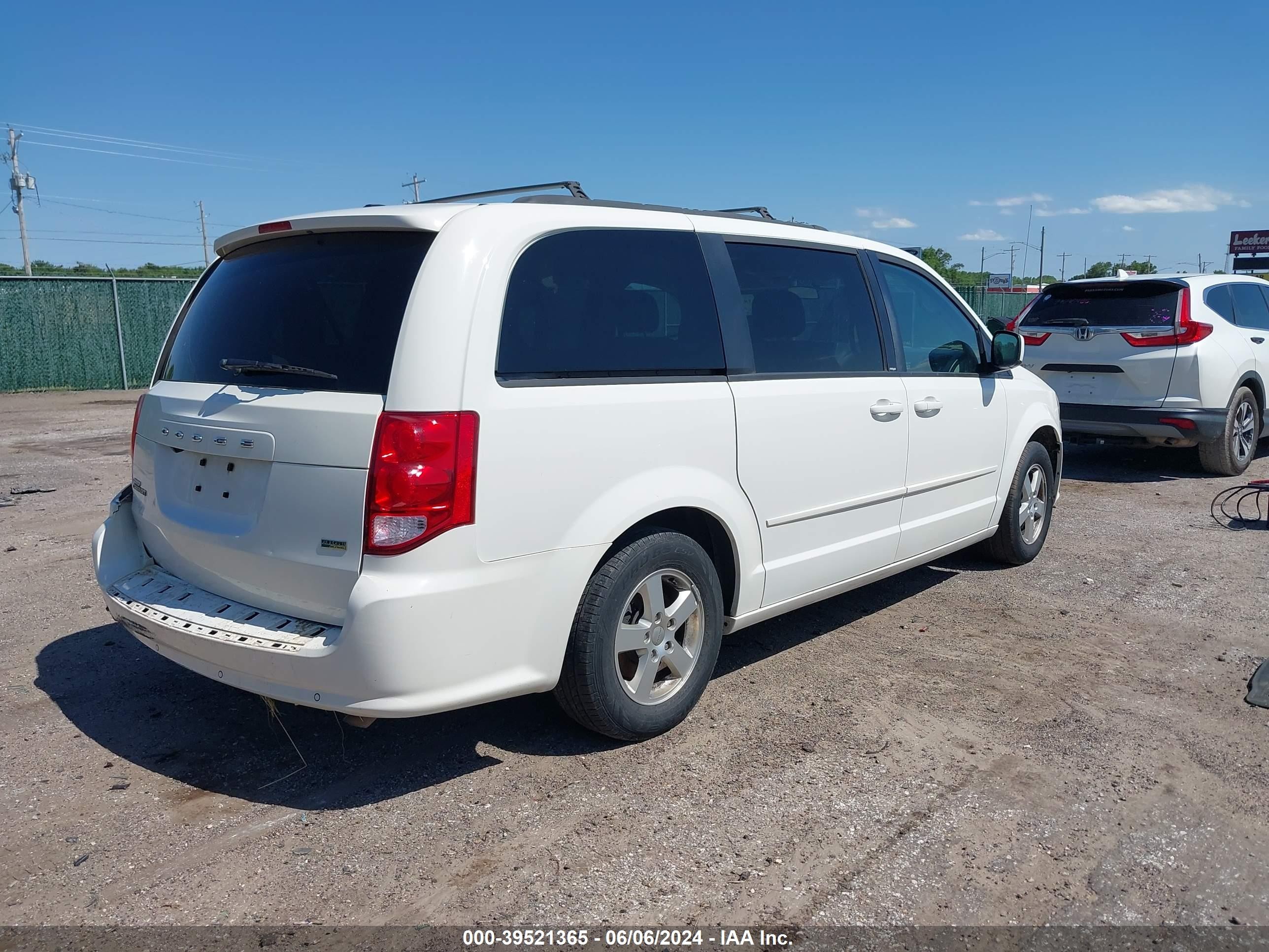 Photo 3 VIN: 2C4RDGCG0DR655686 - DODGE CARAVAN 